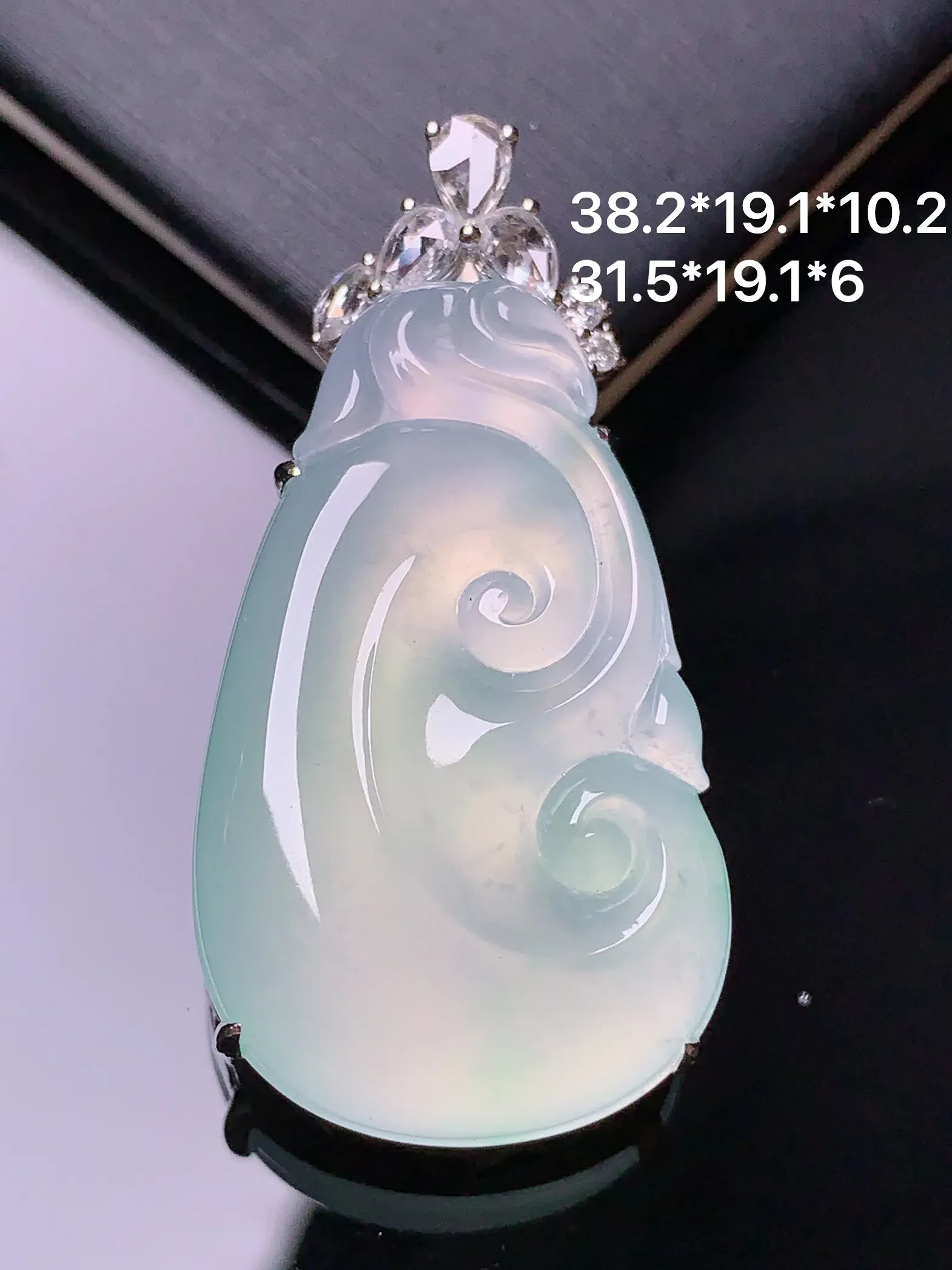 18k金钻镶嵌冰种如意吊坠 玉质细腻 色泽清新艳丽 整体尺寸38.2*19.1*10.2