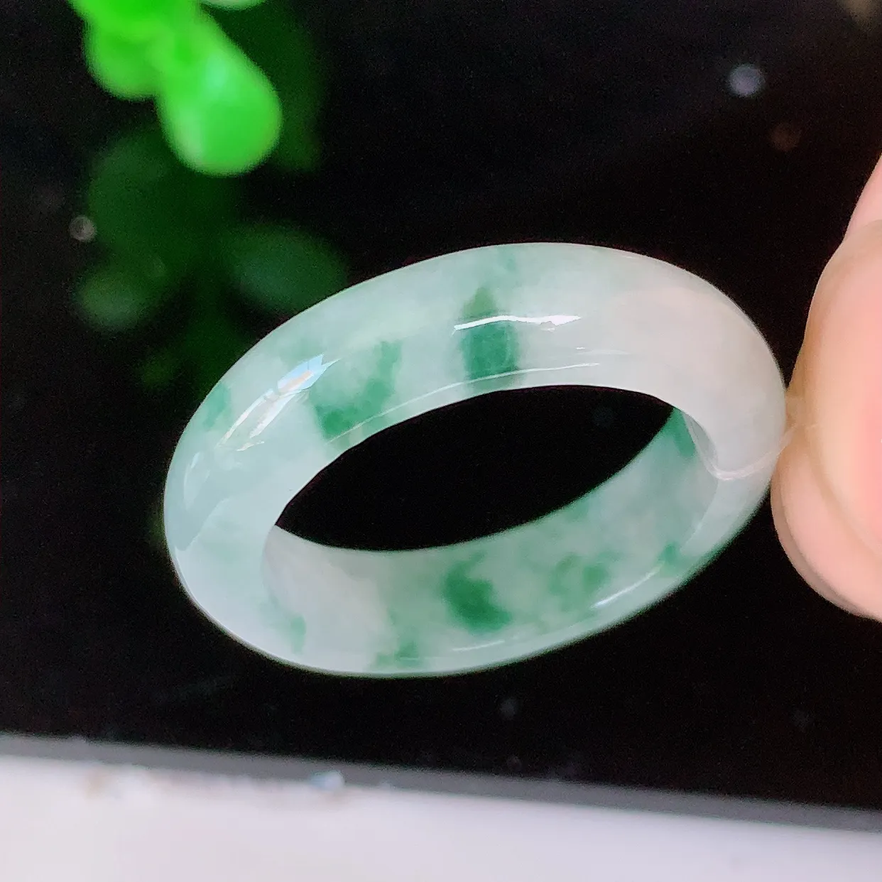 自然光实拍，18mm内径飘花翡翠指环，玉戒指，玉质莹润，好精美好冰润的指环，17圈口，上手纤巧！#4