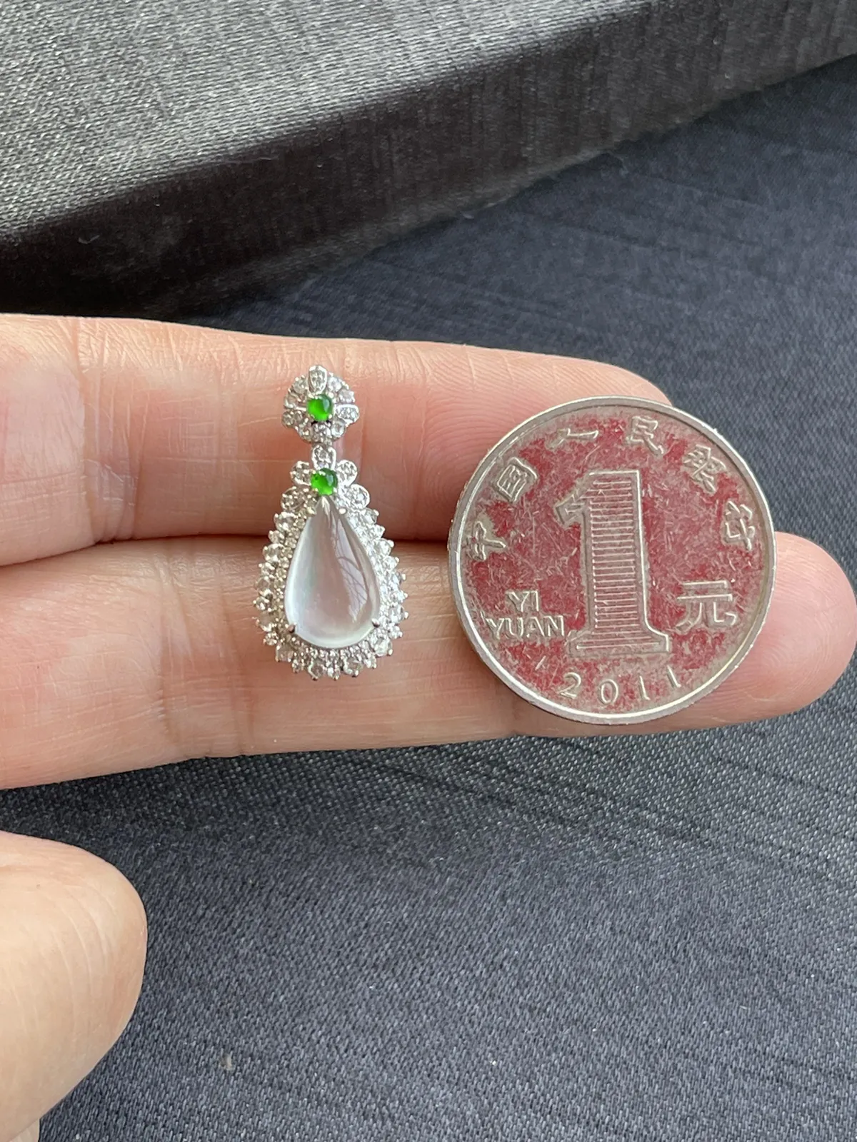 缅甸翡翠A货，心心相印，快快乐乐，上身效果非常美，裸石尺寸12/7/4