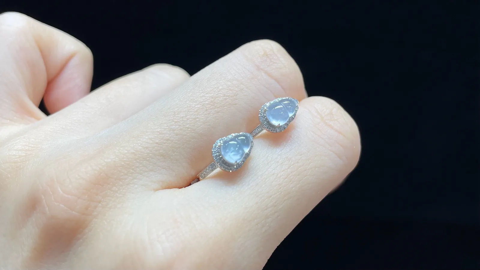 高冰 起光 茅台白 葫芦耳扣
18k金7.8-6.2-4.5mm