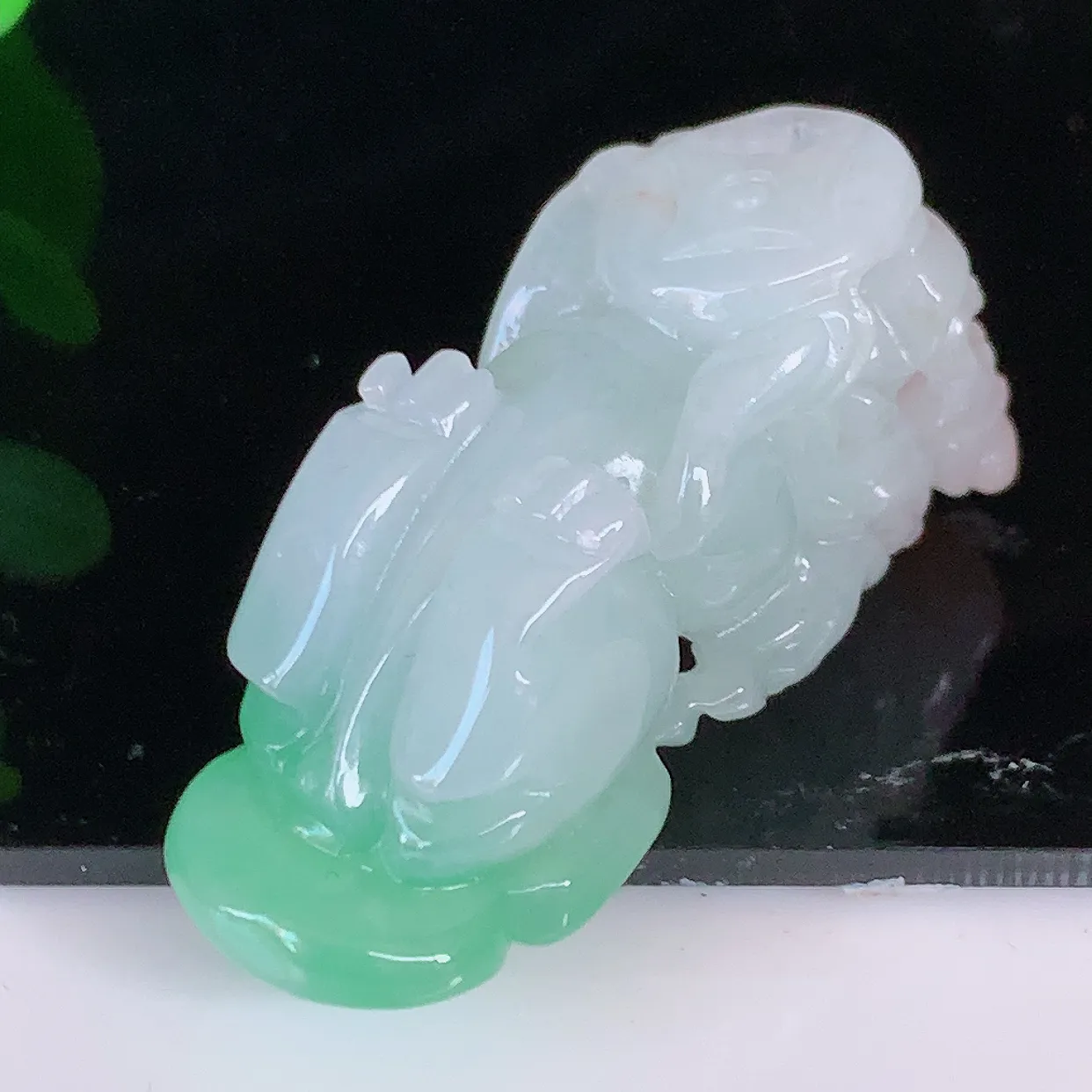 自然光实拍，冰润黄加绿翡翠招财貔貅吊坠，三彩。民间有“一摸貔貅运程旺盛，再摸貔貅财运滚滚，三摸貔貅平步青云 ”的美好祝愿。#81.24