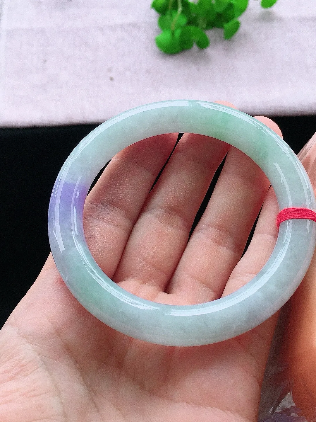 正圈59-60可戴，种老水足，尺寸58.6/10.8/10.8mm，冰飘绿圆条翡翠手镯