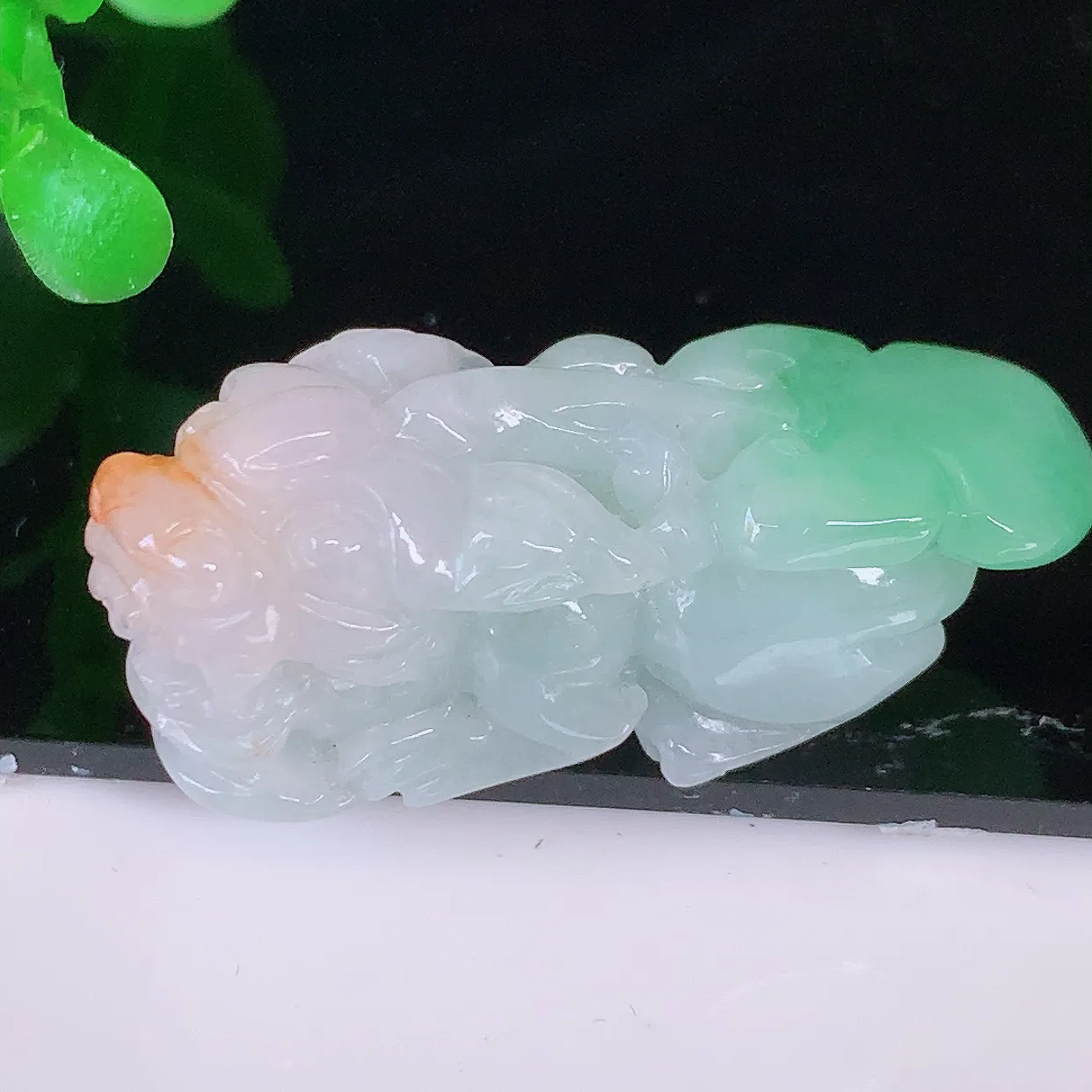 自然光实拍，冰润黄加绿翡翠招财貔貅吊坠，三彩。民间有“一摸貔貅运程旺盛，再摸貔貅财运滚滚，三摸貔貅平步青云 ”的美好祝愿。#81.24