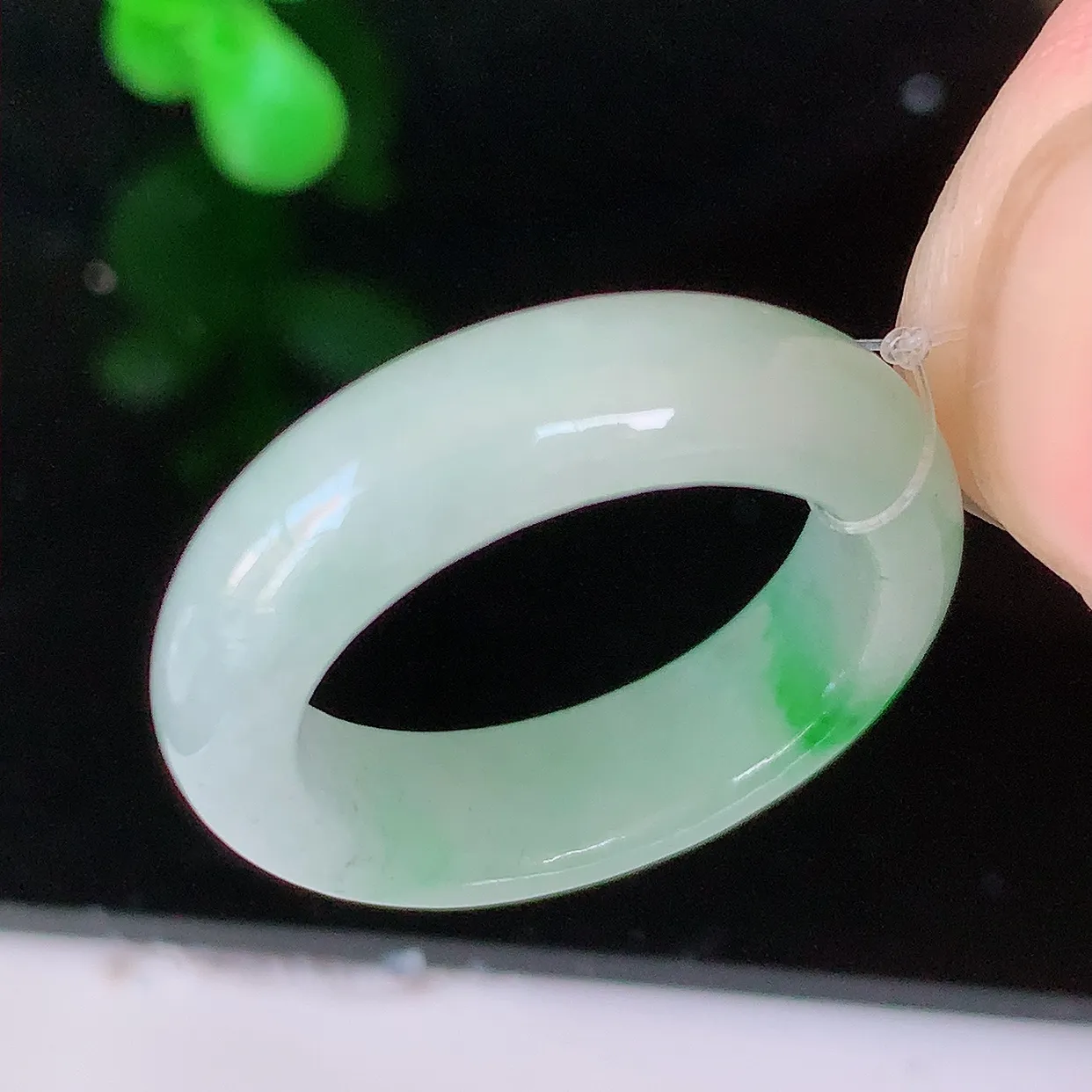 自然光实拍，17mm内径飘绿翡翠指环，玉戒指，玉质莹润，好精美好冰润的指环，15圈口，上手纤巧！#49.24