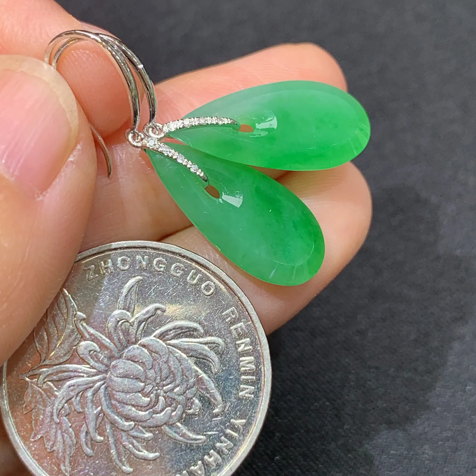 翠绿水滴耳坠，18k金镶嵌，简约时尚，冰润色阳，种水足 尺寸18.6*8.7*2.6