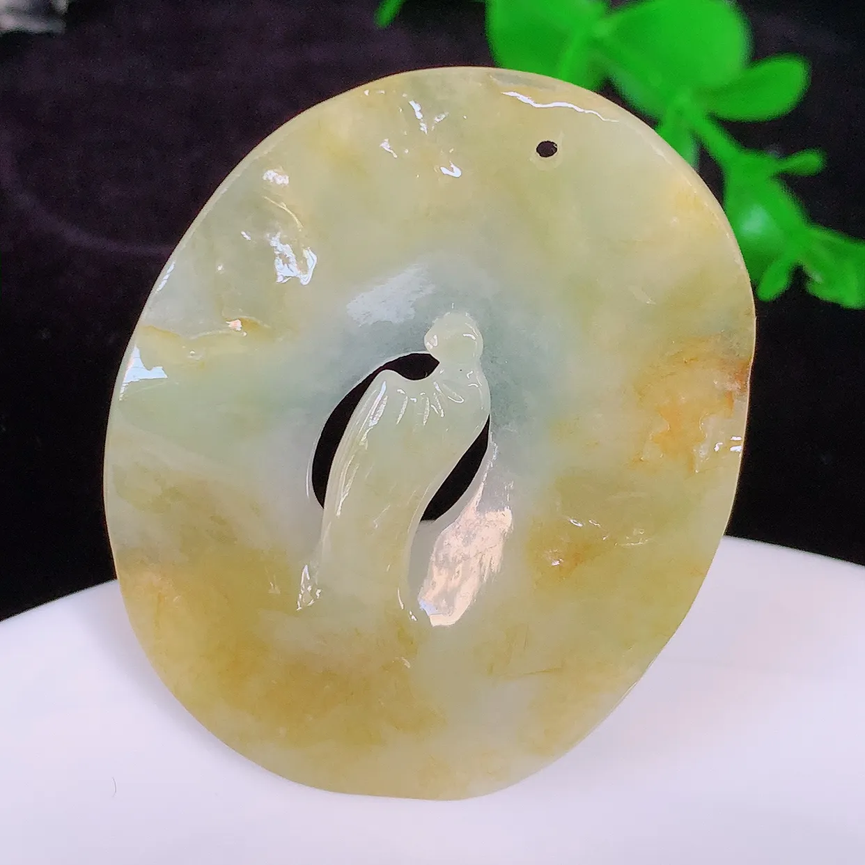 自然光实拍，冰润黄翡悟道吊坠，翡翠悟道寓意“祥和，安宁，吉祥，幸福”，佩戴效果优雅迷人，性价比超高！
