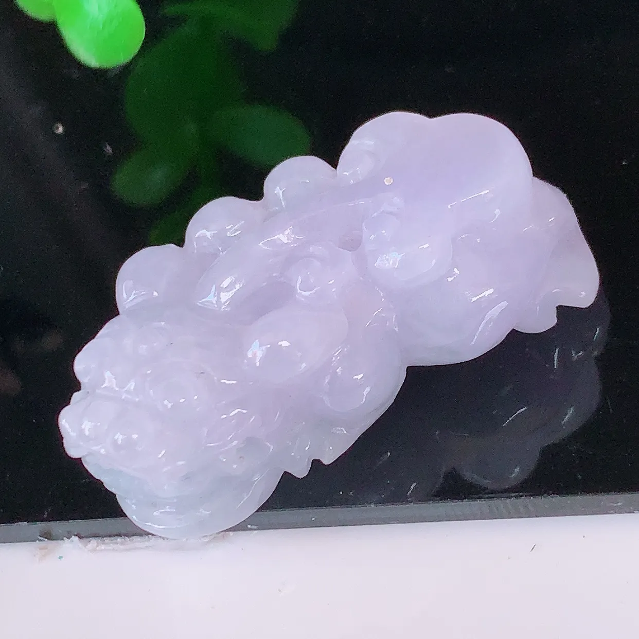 自然光实拍，冰润紫罗兰翡翠招财貔貅吊坠，民间有“一摸貔貅运程旺盛，再摸貔貅财运滚滚，三摸貔貅平步青云