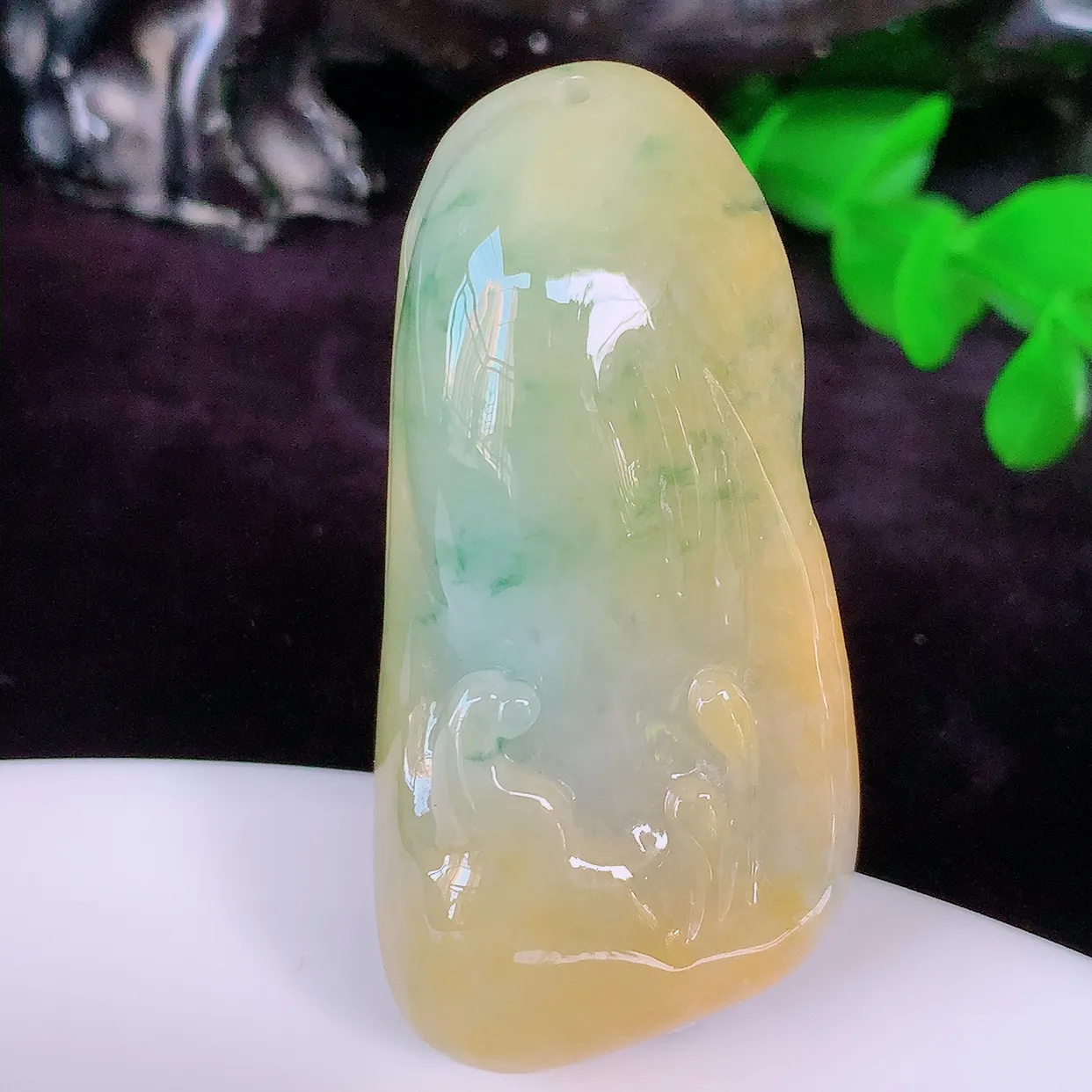 自然光实拍，特色黄加绿翡翠悟道吊坠，翡翠悟道寓意“祥和，安宁，吉祥，幸福”，佩戴效果优雅迷人，性价比超高！#00.24