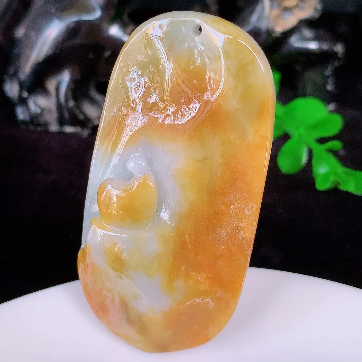 自然光实拍，特色黄翡双彩翡翠悟道吊坠，翡翠悟道寓意“祥和，安宁，吉祥，幸福”，佩戴效果优雅迷人，性价比超高！#00.24