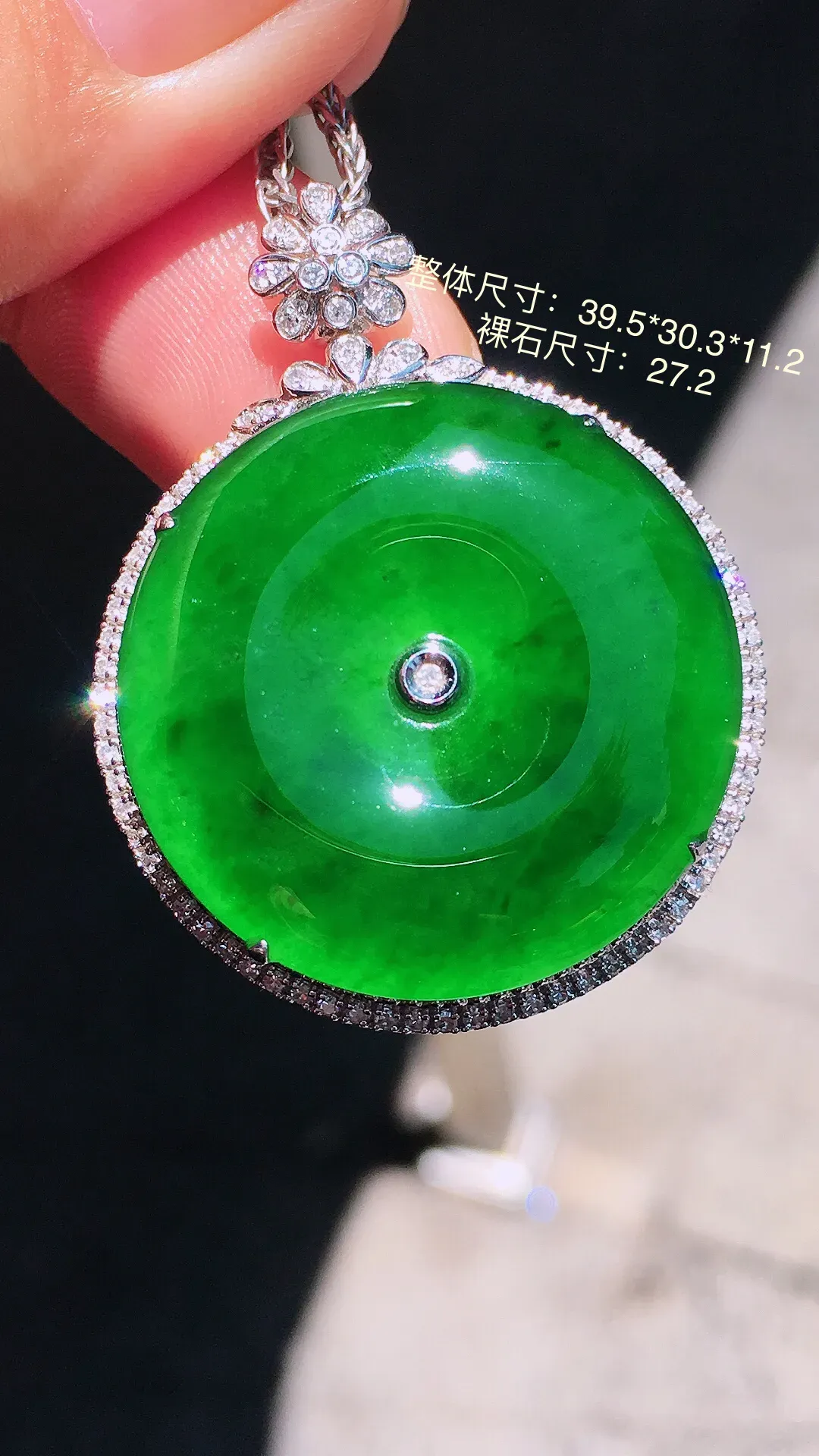 满绿平安扣吊坠，色泽均匀浓郁，玉质细腻，荧光感超
强，饱满圆润，气质满满。18k
金豪华镶嵌