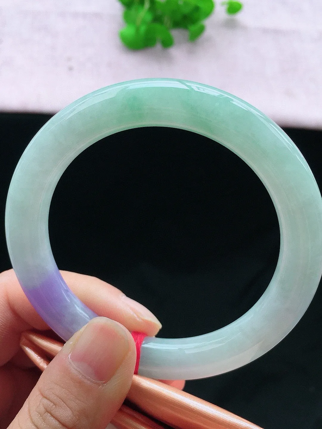 正圈59-60可戴，种老水足，尺寸58.6/10.8/10.8mm，冰飘绿圆条翡翠手镯