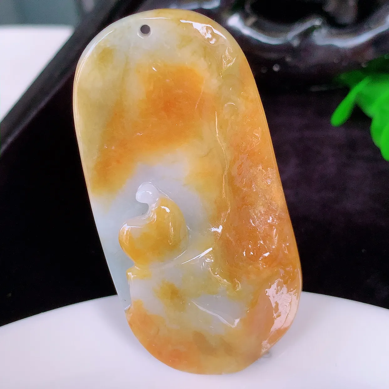 自然光实拍，特色黄翡双彩翡翠悟道吊坠，翡翠悟道寓意“祥和，安宁，吉祥，幸福”，佩戴效果优雅迷人，性价