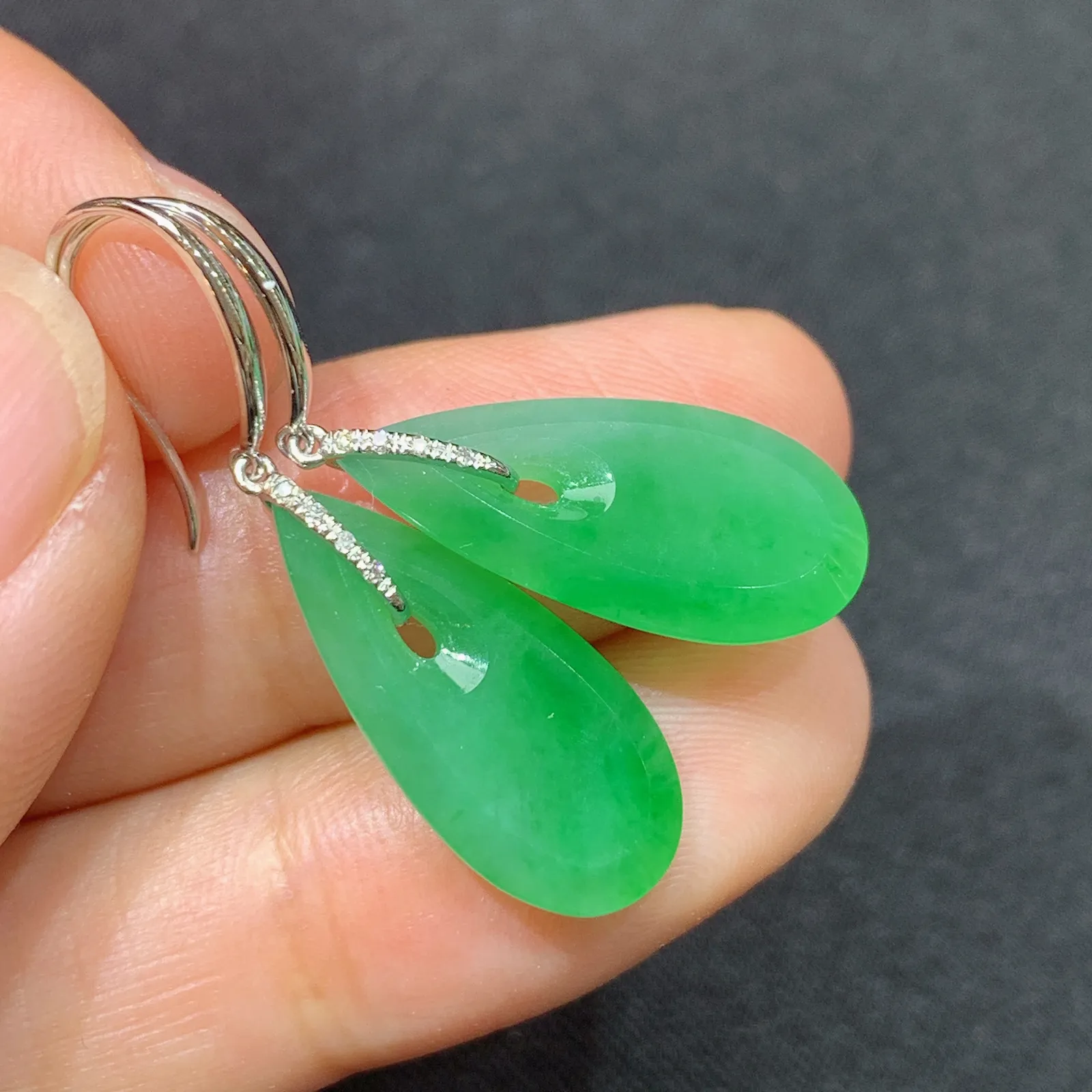 翠绿水滴耳坠，18k金镶嵌，简约时尚，冰润色阳，种水足 尺寸18.6*8.7*2.6
