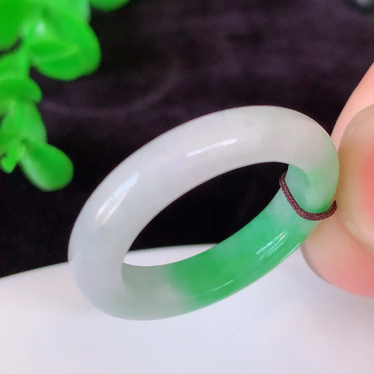 自然光实拍，18mm内径飘绿翡翠指环，玉戒指，玉质莹润，好精美好冰润的指环，17圈口，上手纤巧！#1.24