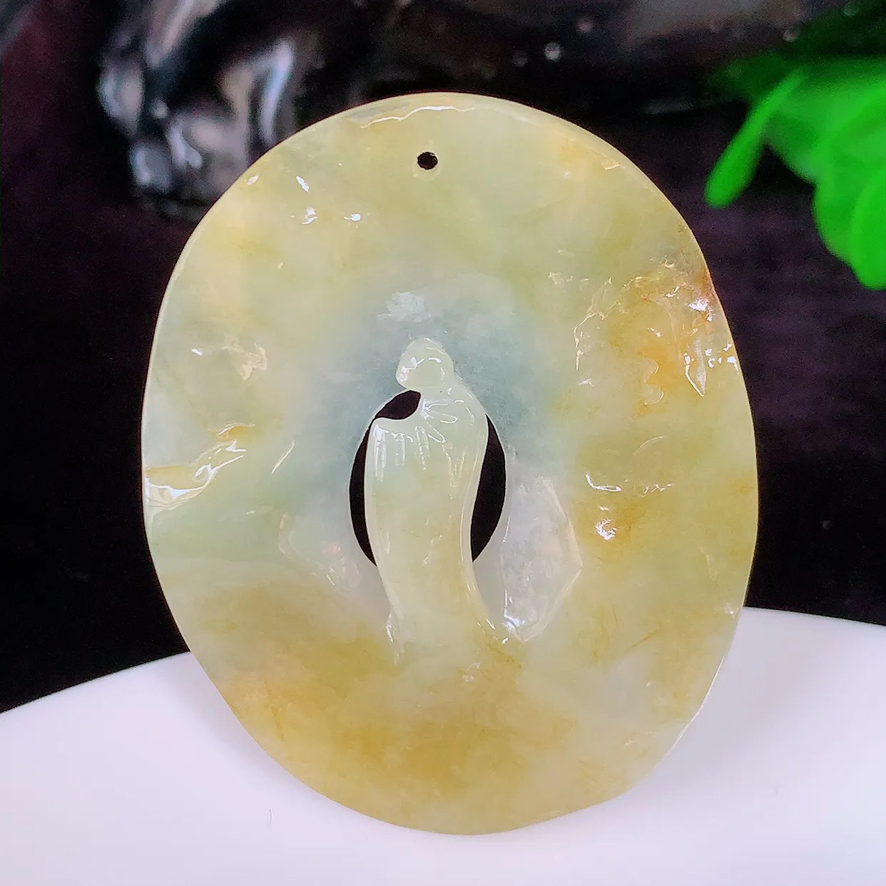 自然光实拍，冰润黄翡悟道吊坠，翡翠悟道寓意“祥和，安宁，吉祥，幸福”，佩戴效果优雅迷人，性价比超高！#00.24
