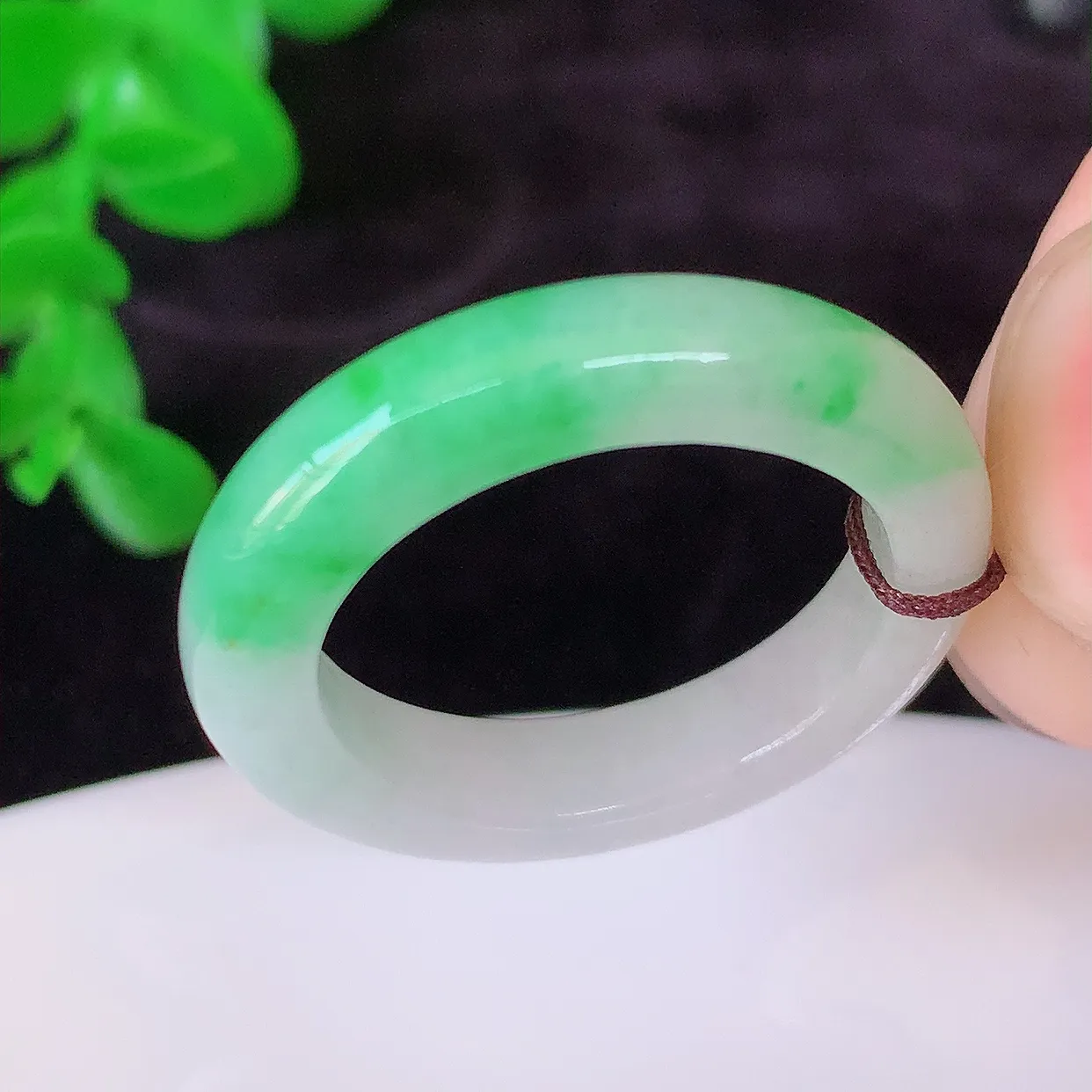 自然光实拍，18mm内径飘绿翡翠指环，玉戒指，玉质莹润，好精美好冰润的指环，17圈口，上手纤巧！#1.24