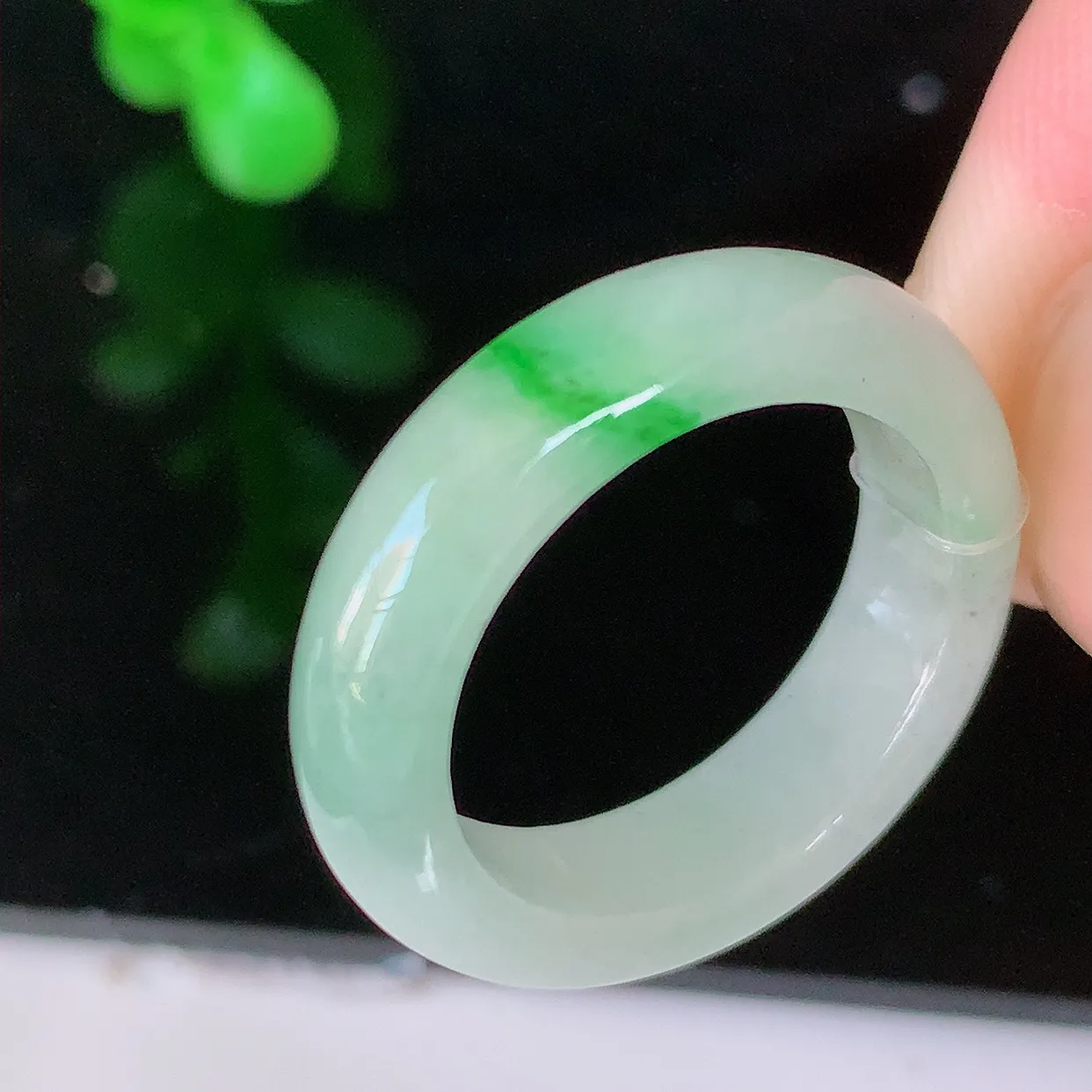 自然光实拍，17mm内径飘绿翡翠指环，玉戒指，玉质莹润，好精美好冰润的指环，15圈口，上手纤巧！#49.24
