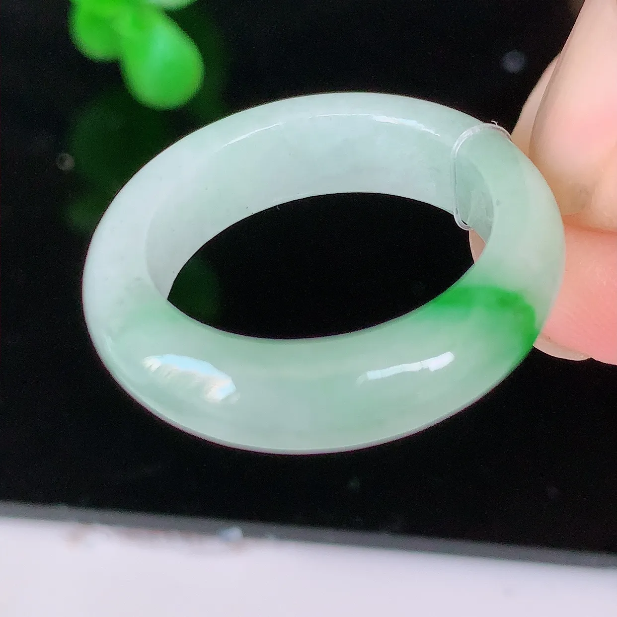 自然光实拍，17mm内径飘绿翡翠指环，玉戒指，玉质莹润，好精美好冰润的指环，15圈口，上手纤巧！#49.24