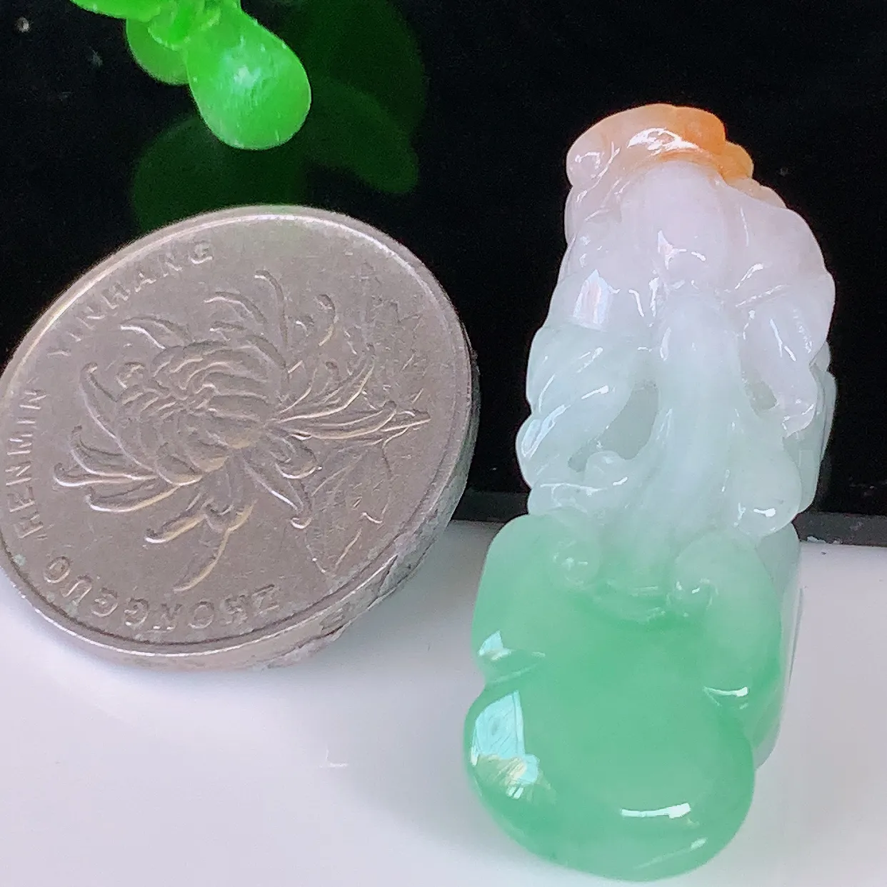 自然光实拍，冰润黄加绿翡翠招财貔貅吊坠，三彩。民间有“一摸貔貅运程旺盛，再摸貔貅财运滚滚，三摸貔貅平步青云 ”的美好祝愿。#81.24