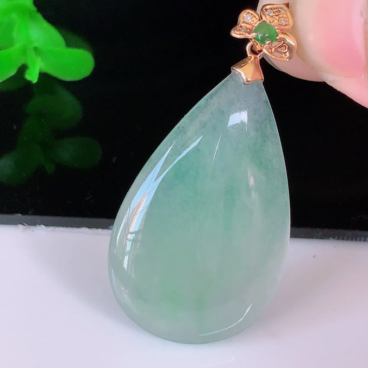 自然光实拍，18K金镶嵌冰种飘绿翡翠水滴吊坠，品相佳，颜色漂亮，佩戴时尚优雅，尽显气质。水滴寓意“水滴聚财，坚持不懈，如水爱心” #00.24整体39.5*20*4.5裸石31*20*4.2