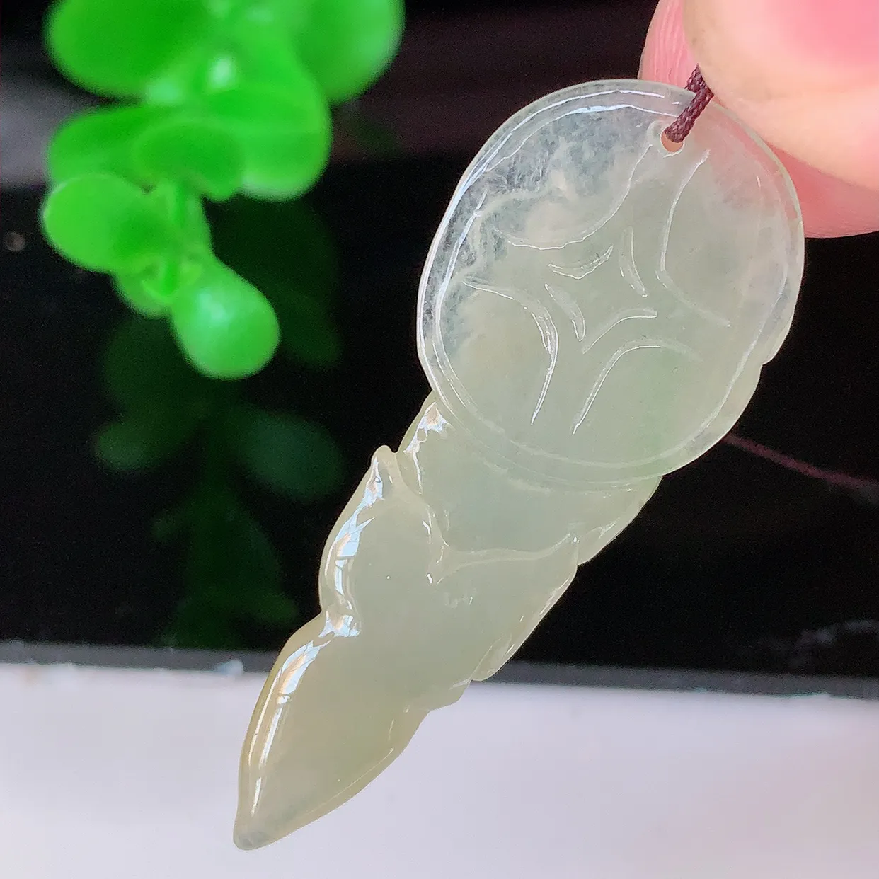 自然光实拍，冰种黄翡年年有余，自由自在玉吊坠，寓意财源广进，雕工婉约，栩栩如生，佩戴优雅迷人！#81.24