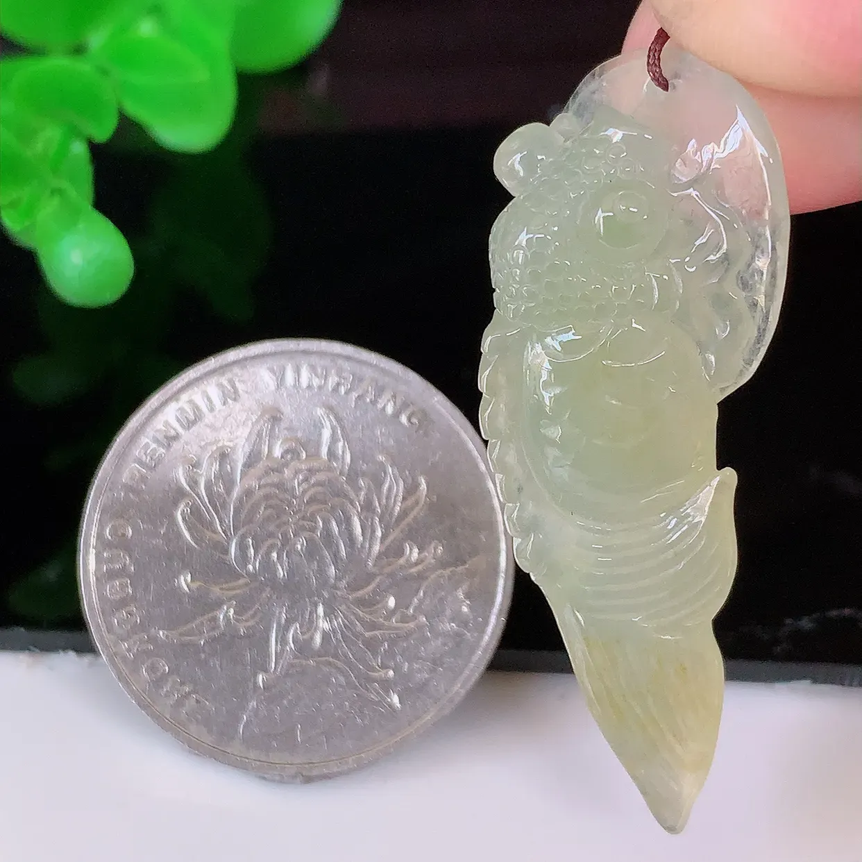 自然光实拍，冰种黄翡年年有余，自由自在玉吊坠，寓意财源广进，雕工婉约，栩栩如生，佩戴优雅迷人！#81.24