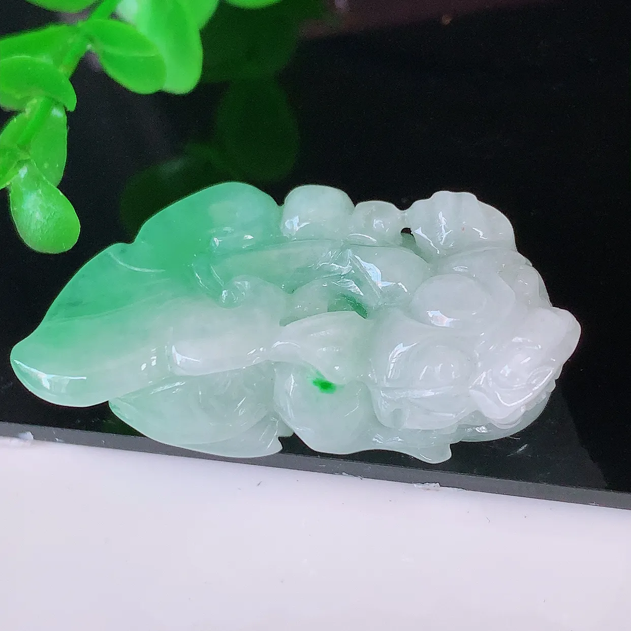自然光实拍，冰润飘绿翡翠招财貔貅吊坠，民间有“一摸貔貅运程旺盛，再摸貔貅财运滚滚，三摸貔貅平步青云 ”的美好祝愿。#81.24