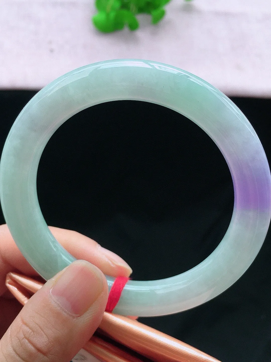 正圈59-60可戴，种老水足，尺寸58.6/10.8/10.8mm，冰飘绿圆条翡翠手镯