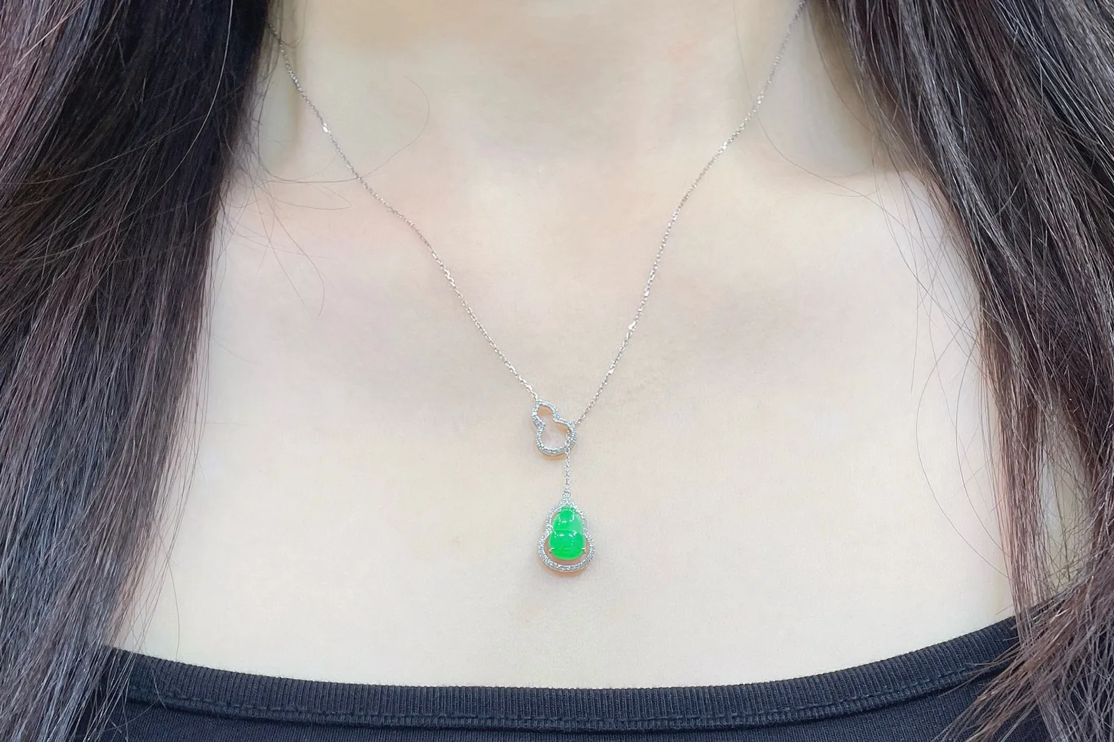 冰种 满绿 精致 葫芦 锁骨链 

18k金（含金链）13.8-10-5.2mm