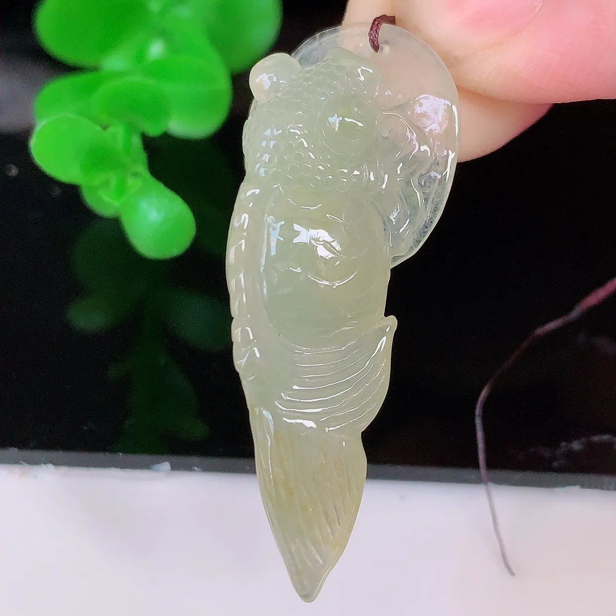 自然光实拍，冰种黄翡年年有余，自由自在玉吊坠，寓意财源广进，雕工婉约，栩栩如生，佩戴优雅迷人！#81