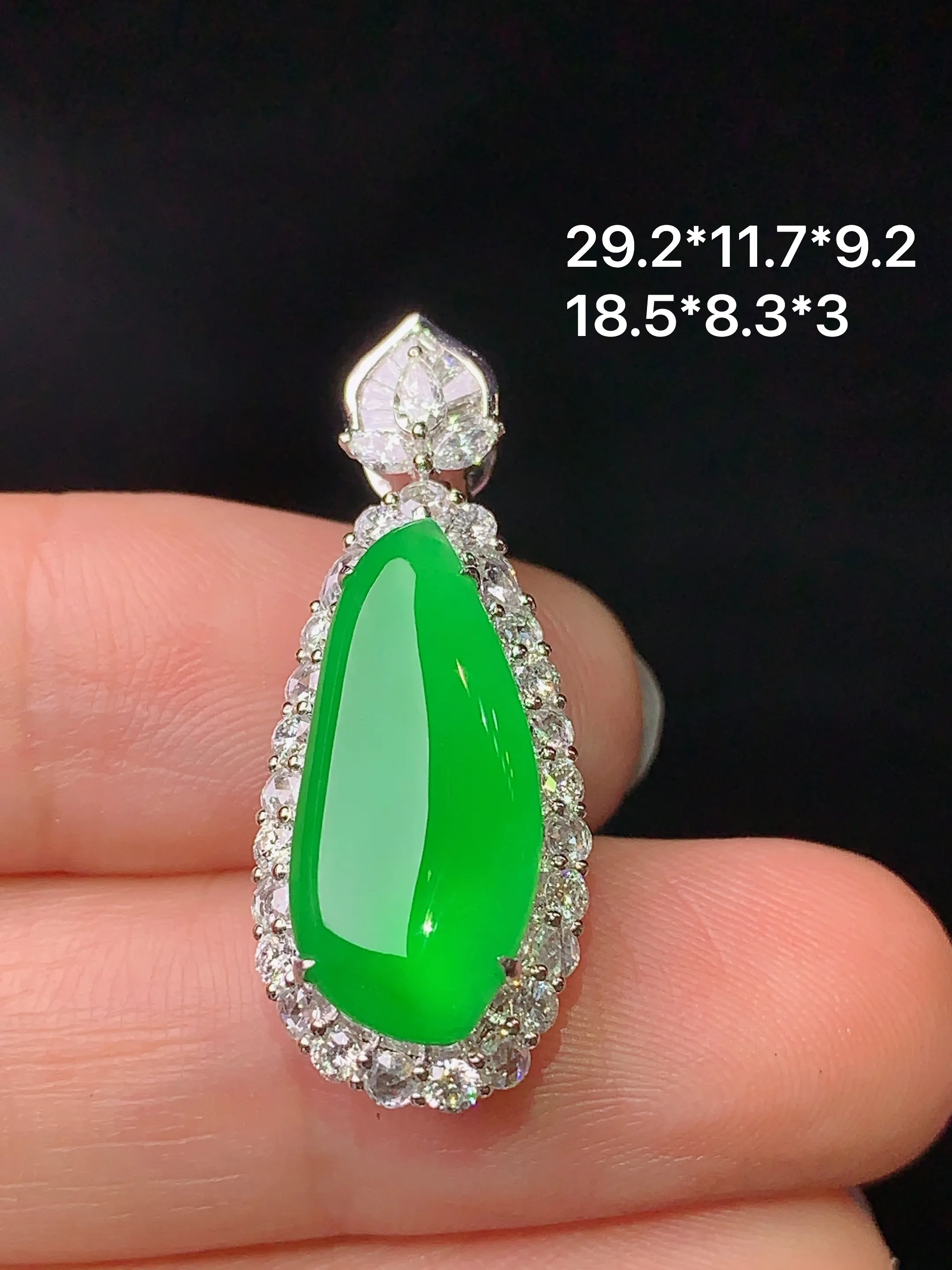 18k金钻镶嵌满绿福瓜吊坠 玉质细腻 色泽清新艳丽 整体尺寸29.2*11.7*9.2