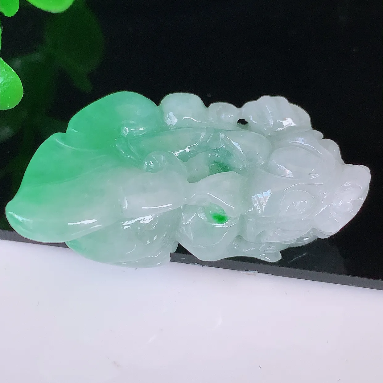 自然光实拍，冰润飘绿翡翠招财貔貅吊坠，民间有“一摸貔貅运程旺盛，再摸貔貅财运滚滚，三摸貔貅平步青云 ”的美好祝愿。#81.24