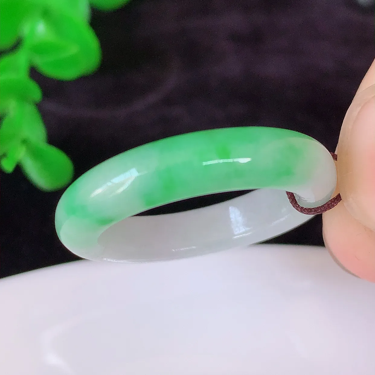 自然光实拍，18mm内径飘绿翡翠指环，玉戒指，玉质莹润，好精美好冰润的指环，17圈口，上手纤巧！#1.24