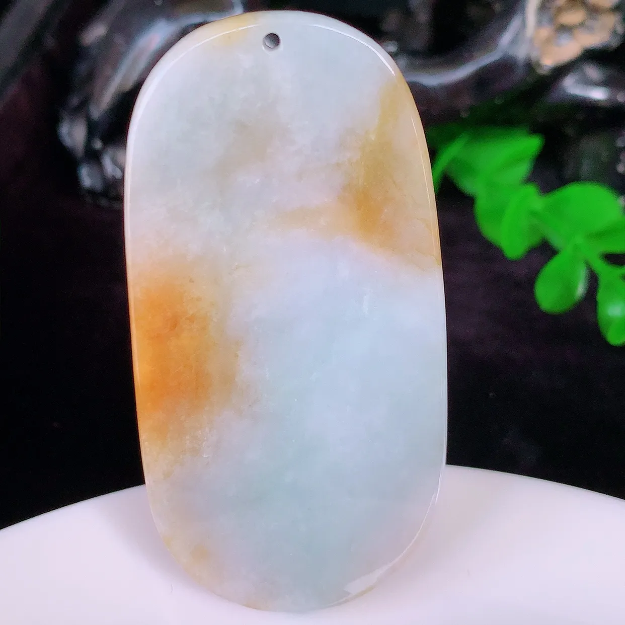 自然光实拍，特色黄翡双彩翡翠悟道吊坠，翡翠悟道寓意“祥和，安宁，吉祥，幸福”，佩戴效果优雅迷人，性价比超高！#00.24