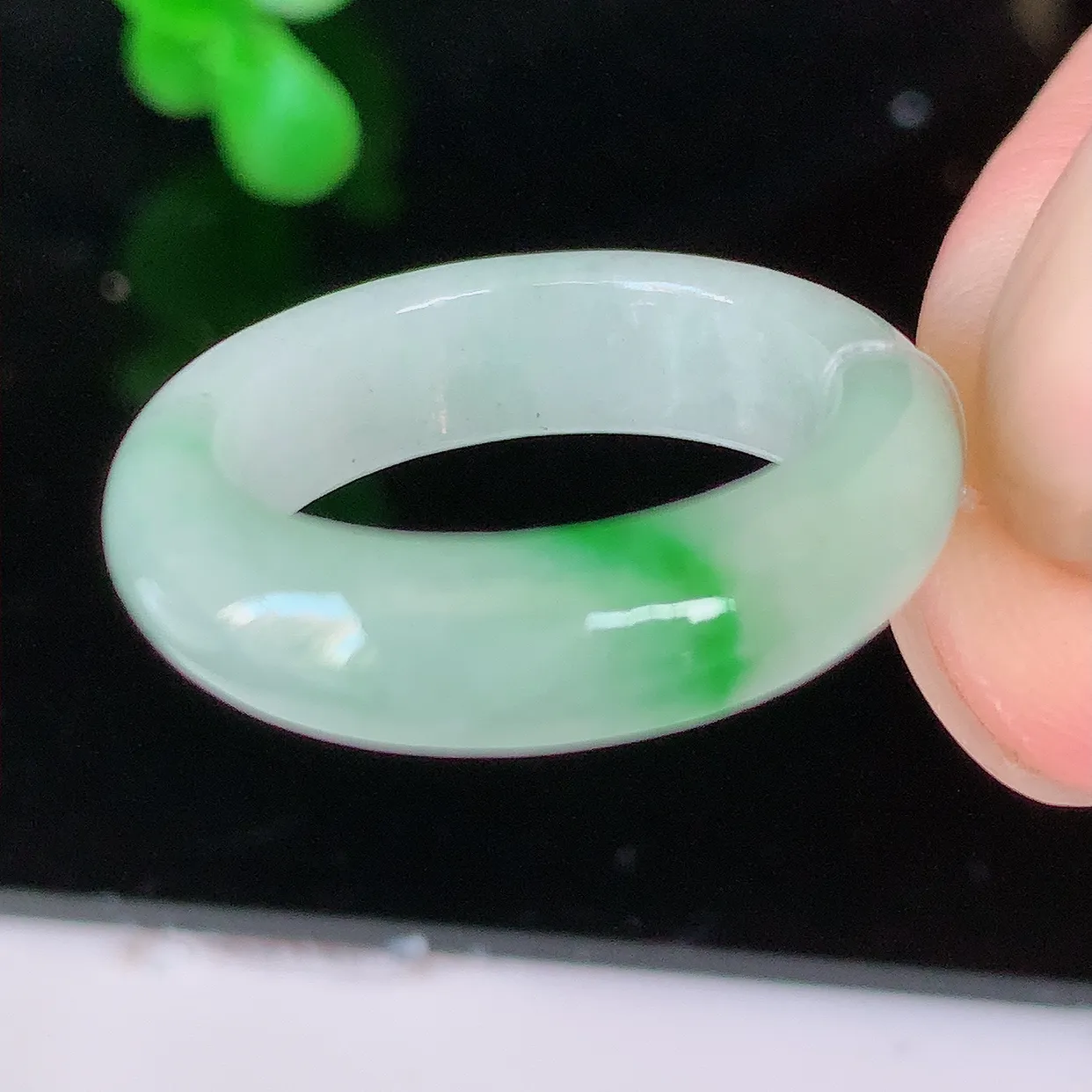 自然光实拍，17mm内径飘绿翡翠指环，玉戒指，玉质莹润，好精美好冰润的指环，15圈口，上手纤巧！#4