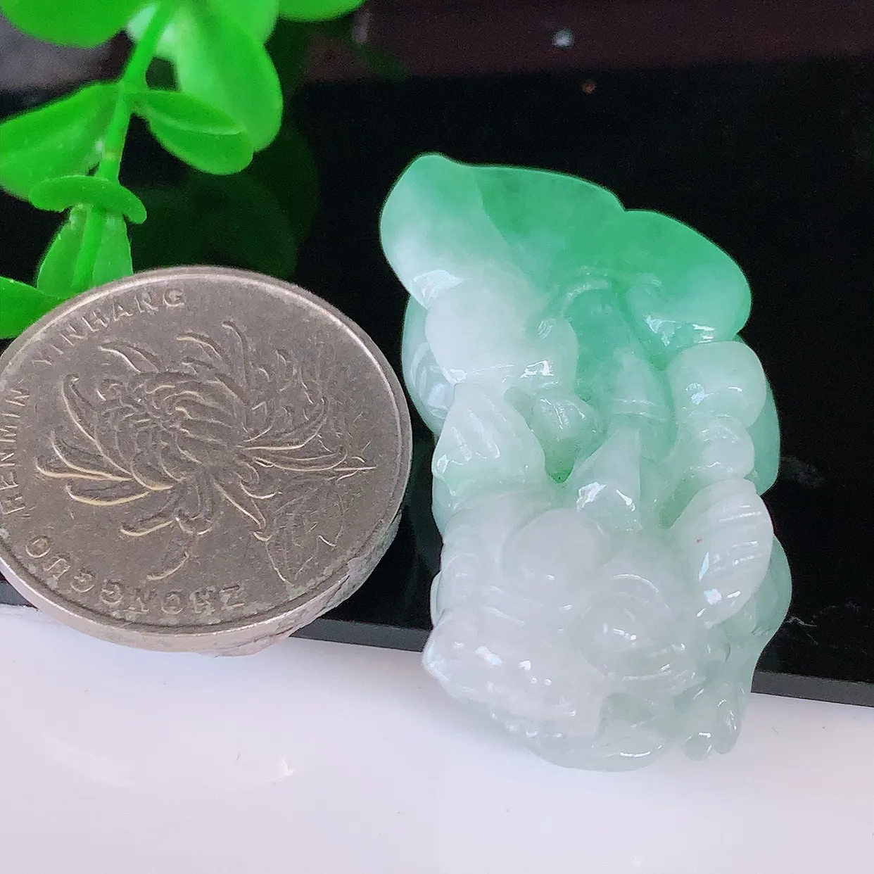 自然光实拍，冰润飘绿翡翠招财貔貅吊坠，民间有“一摸貔貅运程旺盛，再摸貔貅财运滚滚，三摸貔貅平步青云 ”的美好祝愿。#81.24