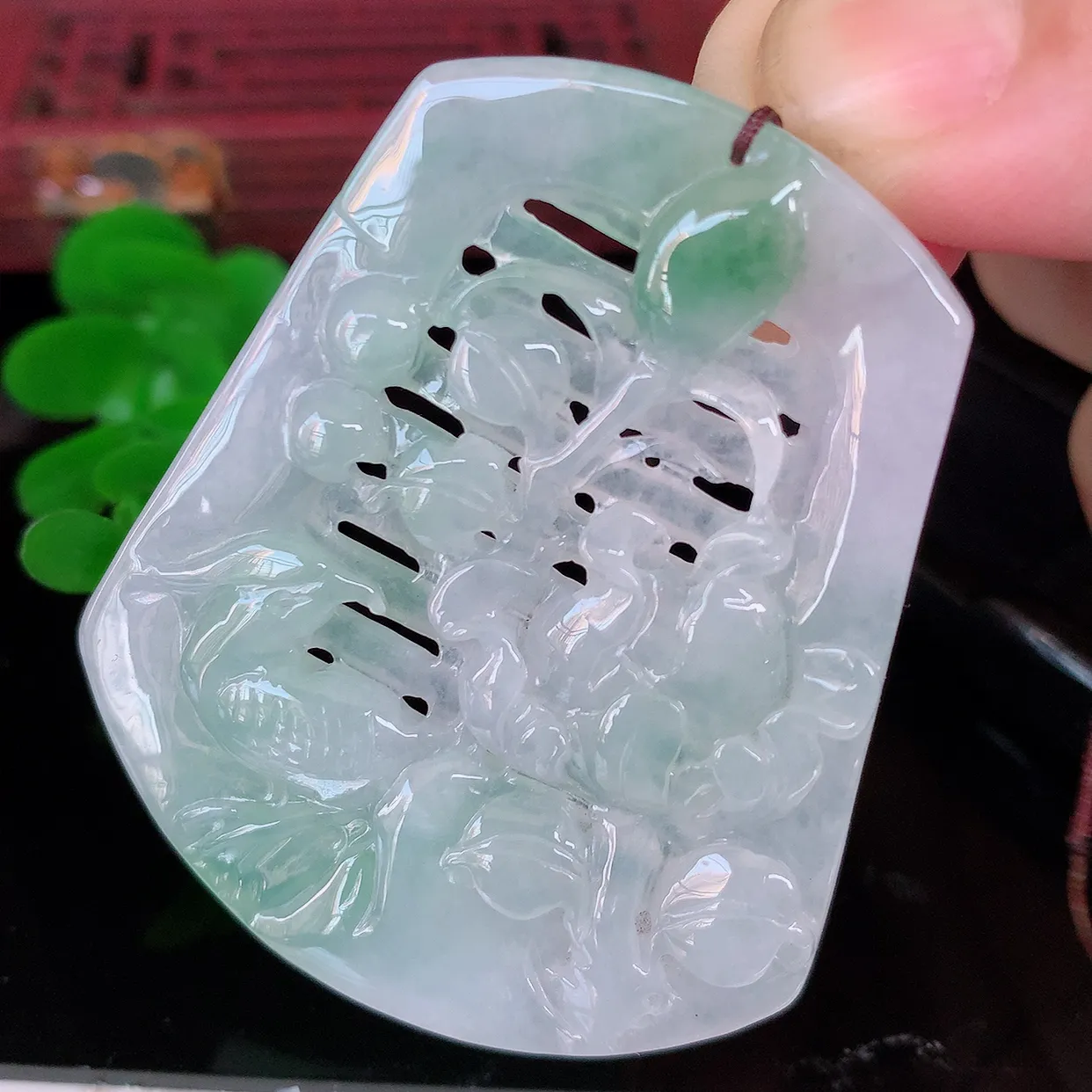 自然光实拍，冰胶飘绿翡翠喜上眉梢吊坠，时人之家，闻鹊声皆以为喜，故谓喜鹊报喜。”题材有喜上眉梢，双喜临门，花开富贵的美好意义。性价比超值！#41.24