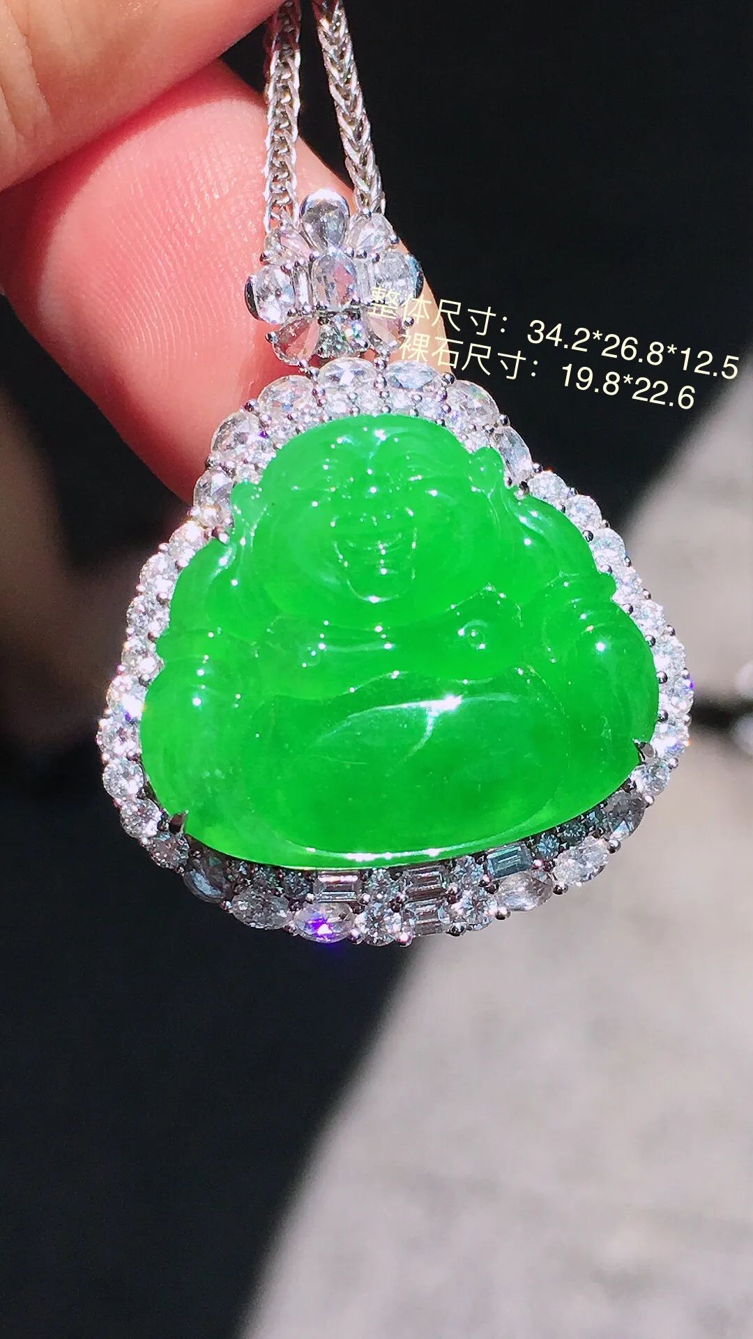 阳绿佛公吊坠，色泽均匀艳丽，玉质细腻，荧光感超
强，饱满圆润，气质满满。18k
金豪华镶嵌