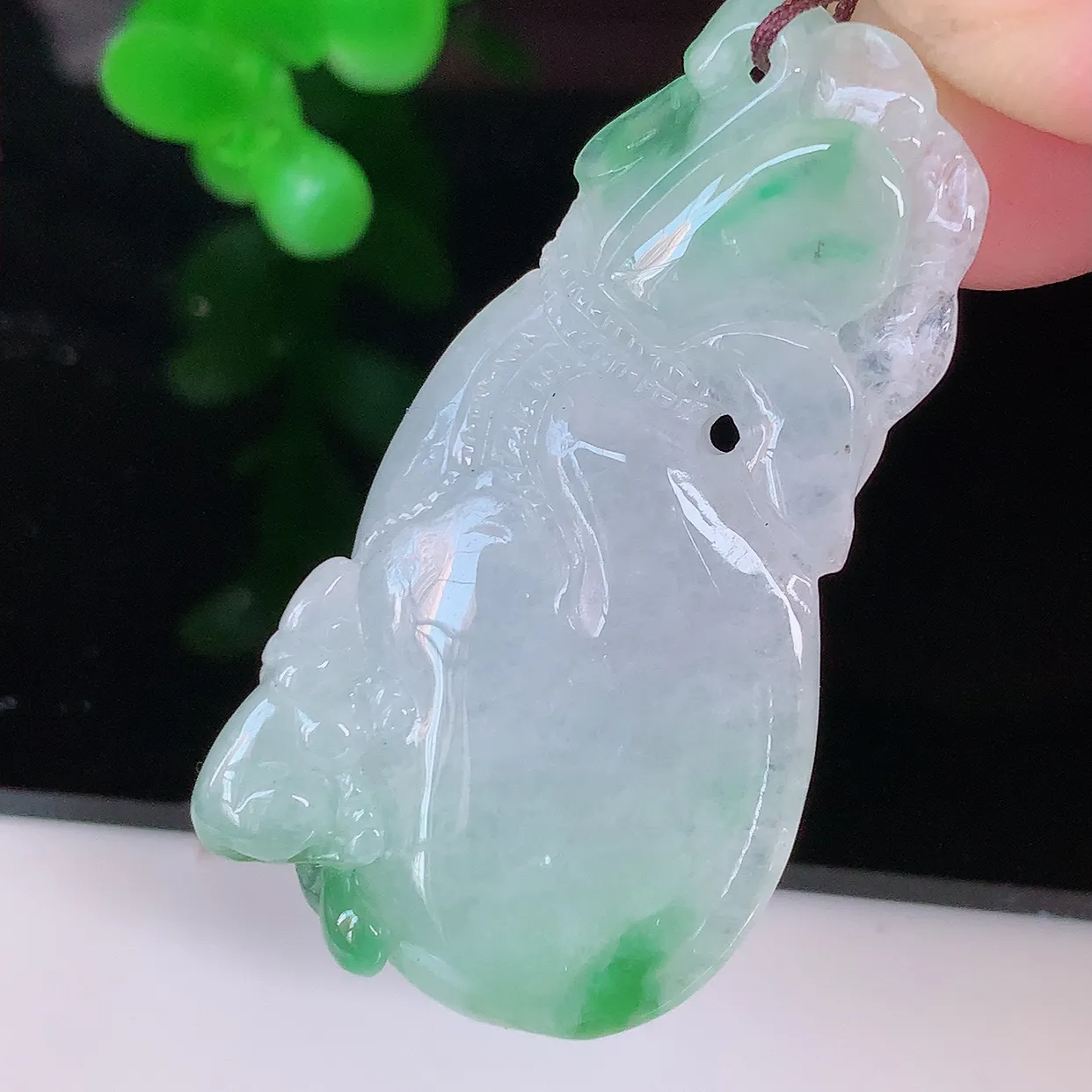 自然光实拍，冰飘花招财钱袋子吊坠，寓意“代代有福，代代有财，腰缠万贯”玉质细腻，佩戴效果佳！#81.24