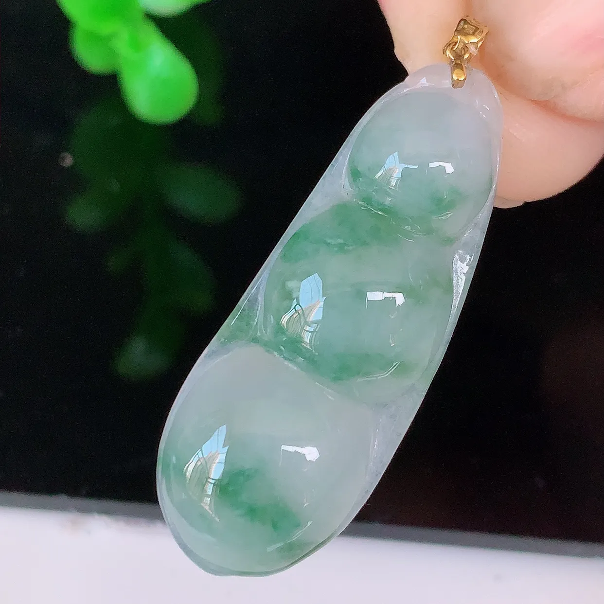 18K金镶嵌冰胶飘花四季豆吊坠，平安豆福豆翡翠玉坠，冰润通透，豆粒饱满，寓意：豆蔻年华！#49.24