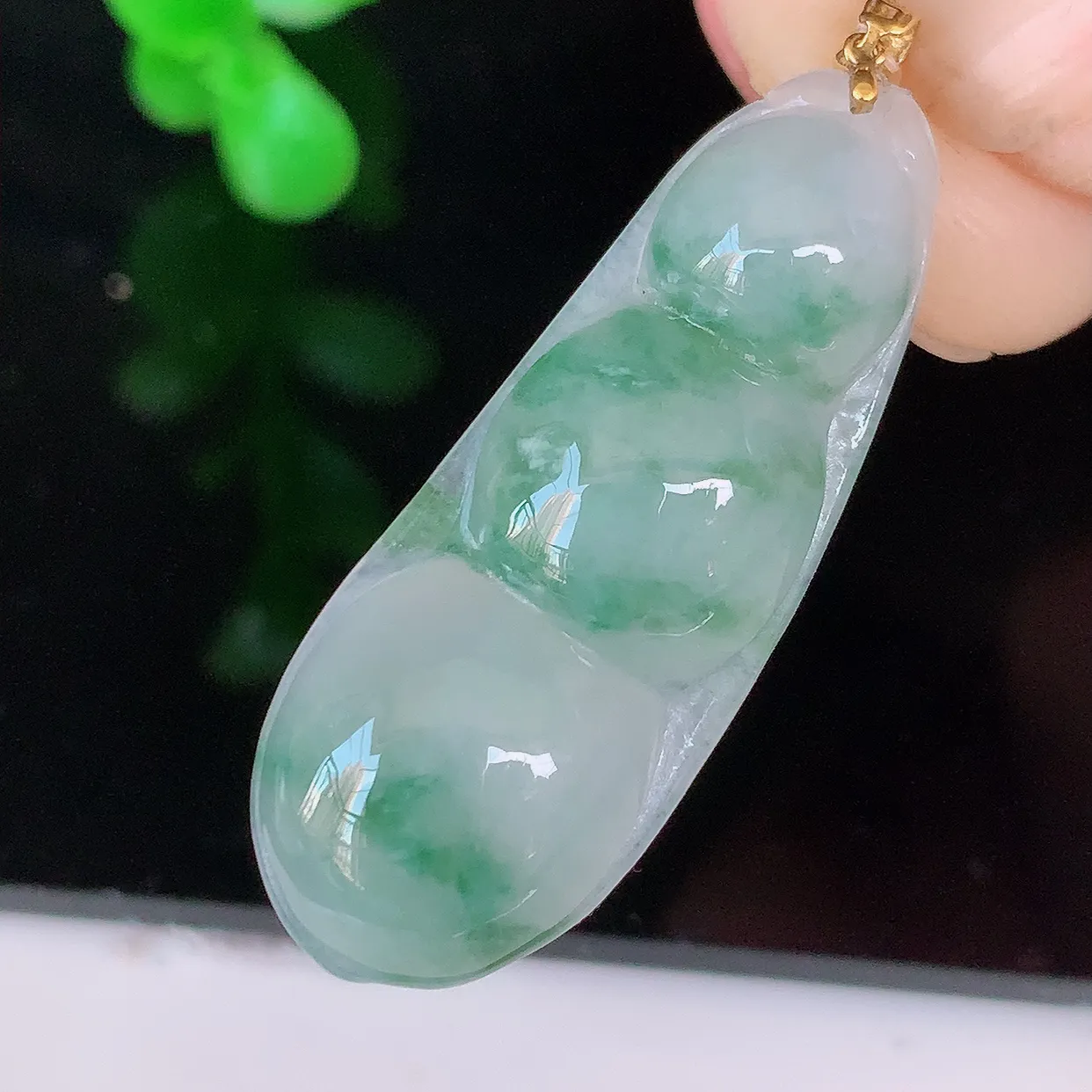 18K金镶嵌冰胶飘花四季豆吊坠，平安豆福豆翡翠玉坠，冰润通透，豆粒饱满，寓意：豆蔻年华！#49.24