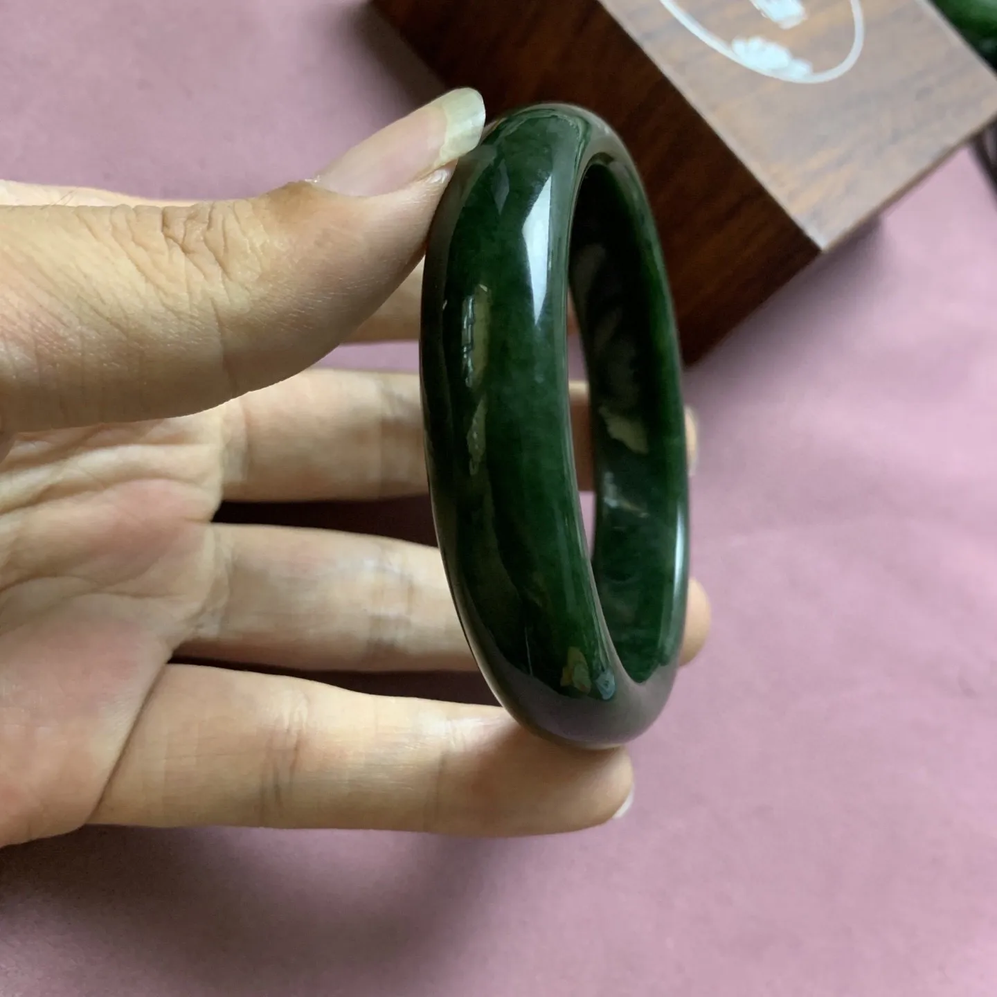 和田玉碧玉58.1圈口菠菜绿手镯，品质好，料子好，脂粉好，细腻油润，佩戴端庄典雅，低调内涵