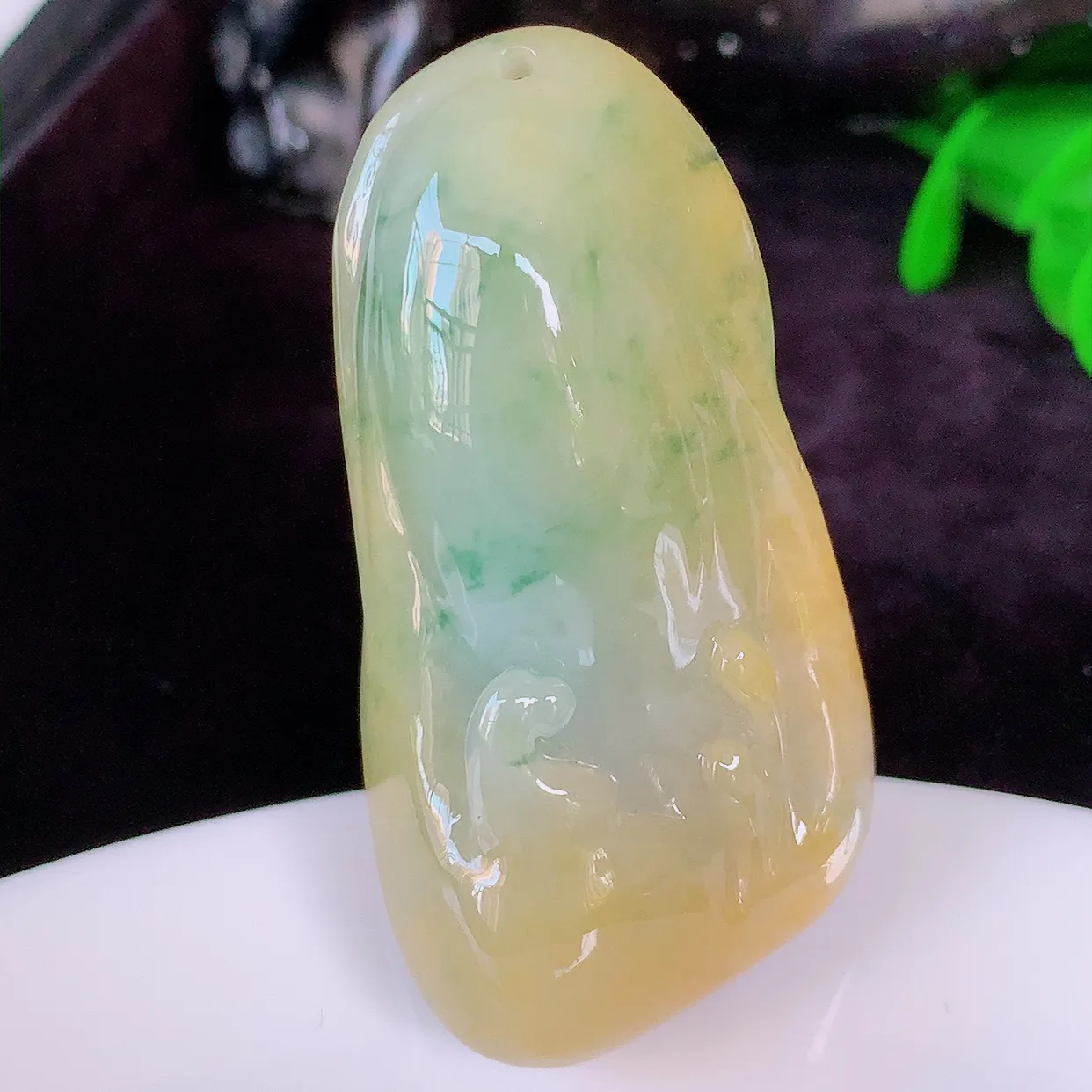 自然光实拍，特色黄加绿翡翠悟道吊坠，翡翠悟道寓意“祥和，安宁，吉祥，幸福”，佩戴效果优雅迷人，性价比超高！#00.24