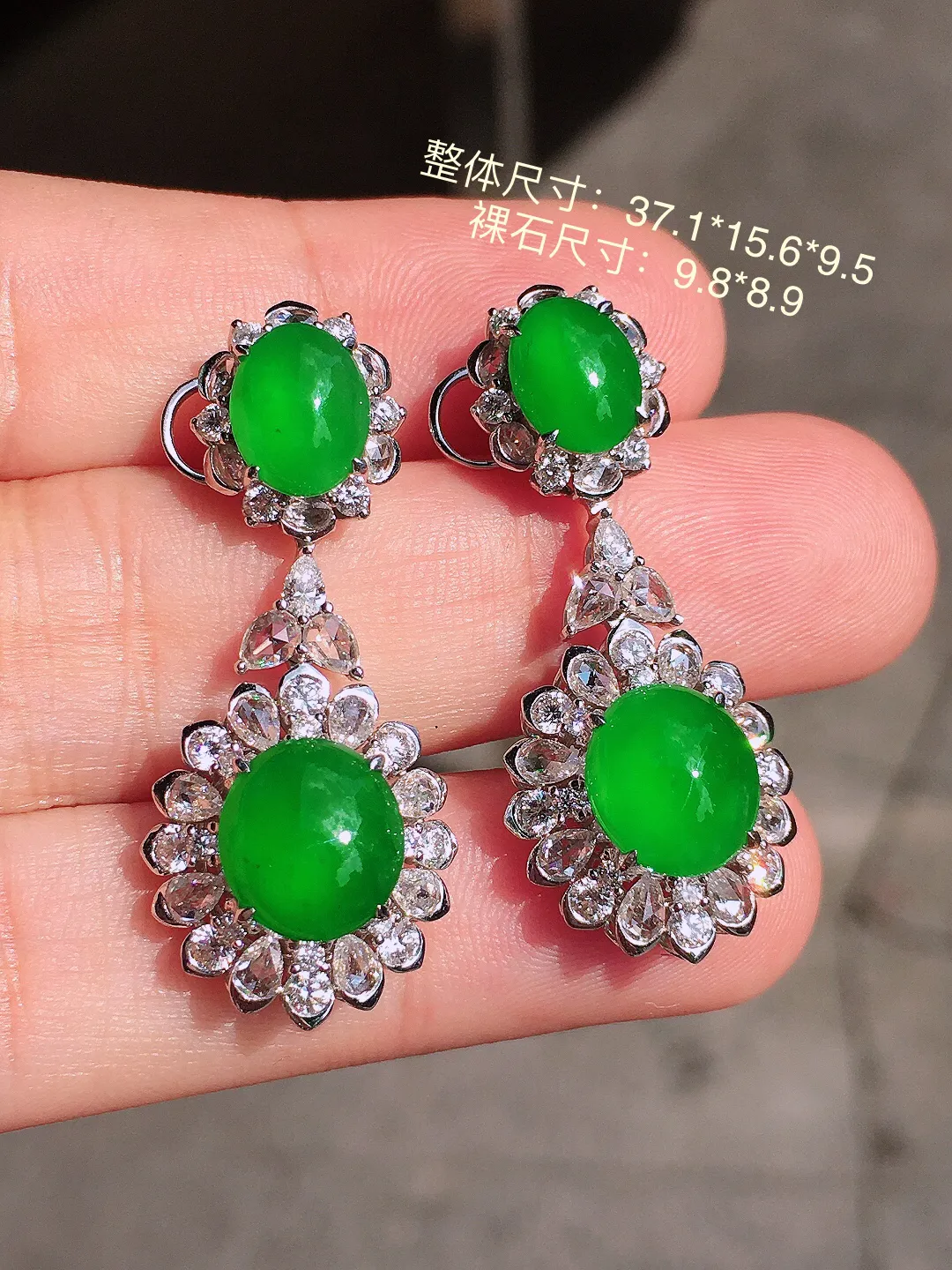 阳绿二合一蛋面耳坠，色泽均匀艳丽，玉质细腻，荧光感超
强，饱满圆润，气质满满。18k
金豪华镶嵌