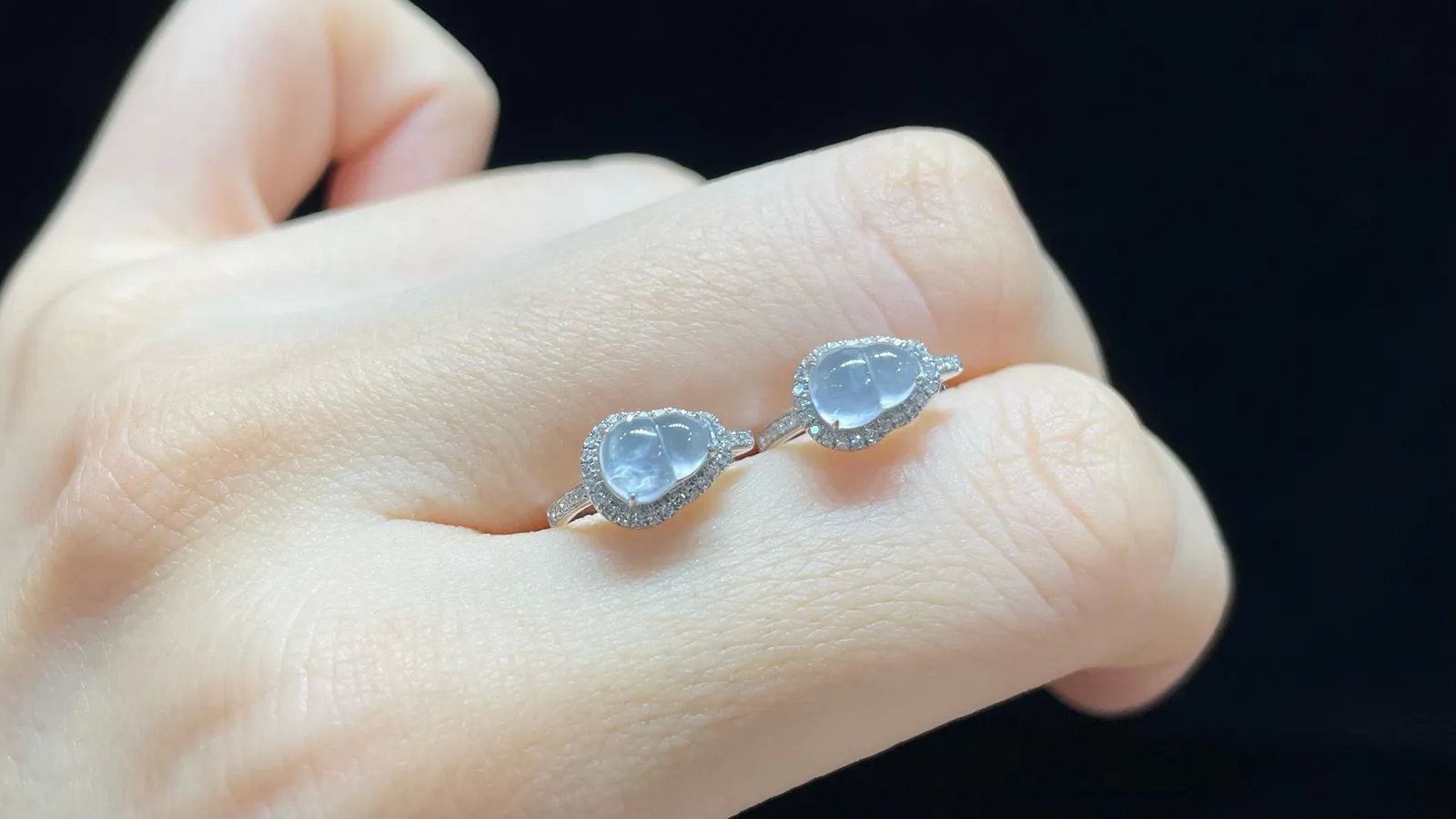 高冰 起光 茅台白 葫芦耳扣
18k金7.8-6.2-4.5mm