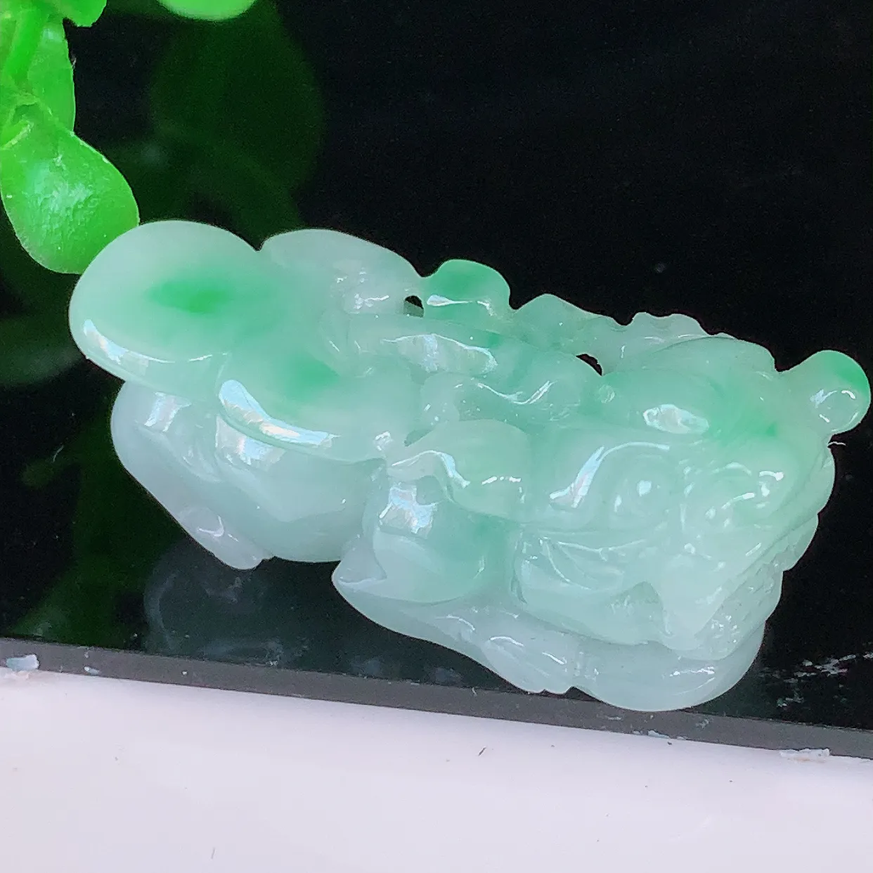 自然光实拍，冰润飘绿招财貔貅吊坠，民间有“一摸貔貅运程旺盛，再摸貔貅财运滚滚，三摸貔貅平步青云 ”的美好祝愿。#81.24