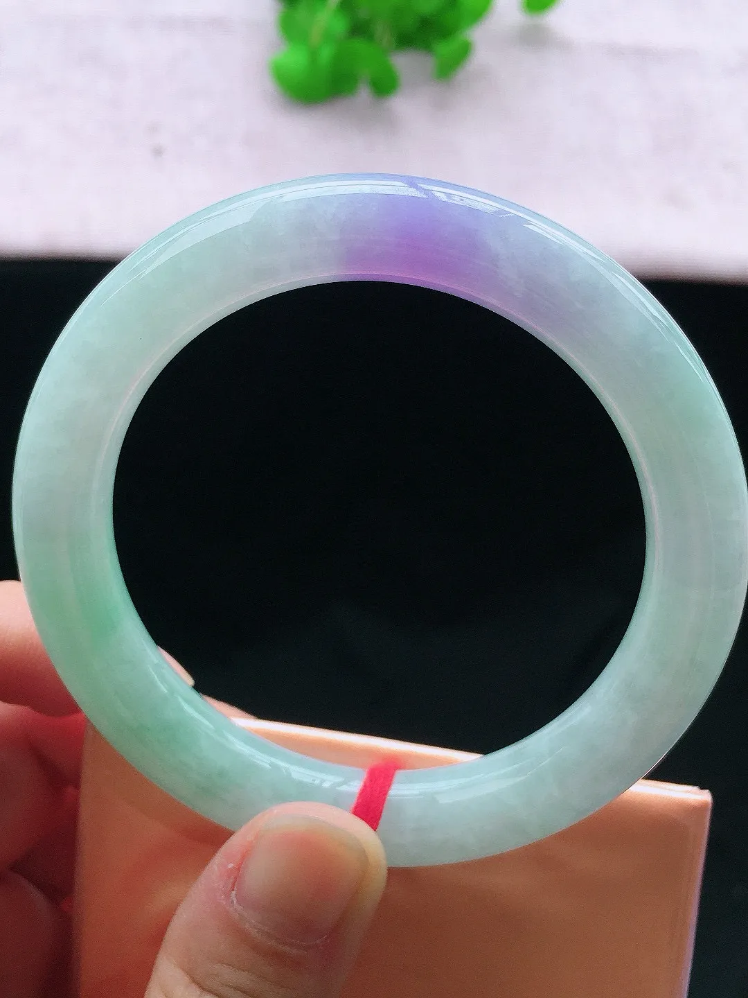 正圈59-60可戴，种老水足，尺寸58.6/10.8/10.8mm，冰飘绿圆条翡翠手镯