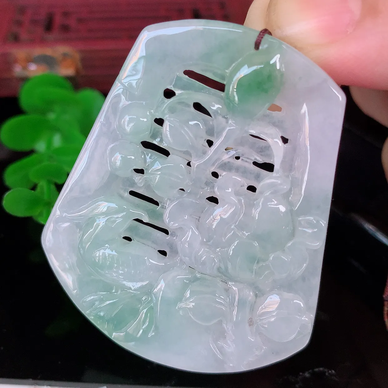 自然光实拍，冰胶飘绿翡翠喜上眉梢吊坠，时人之家，闻鹊声皆以为喜，故谓喜鹊报喜。”题材有喜上眉梢，双喜