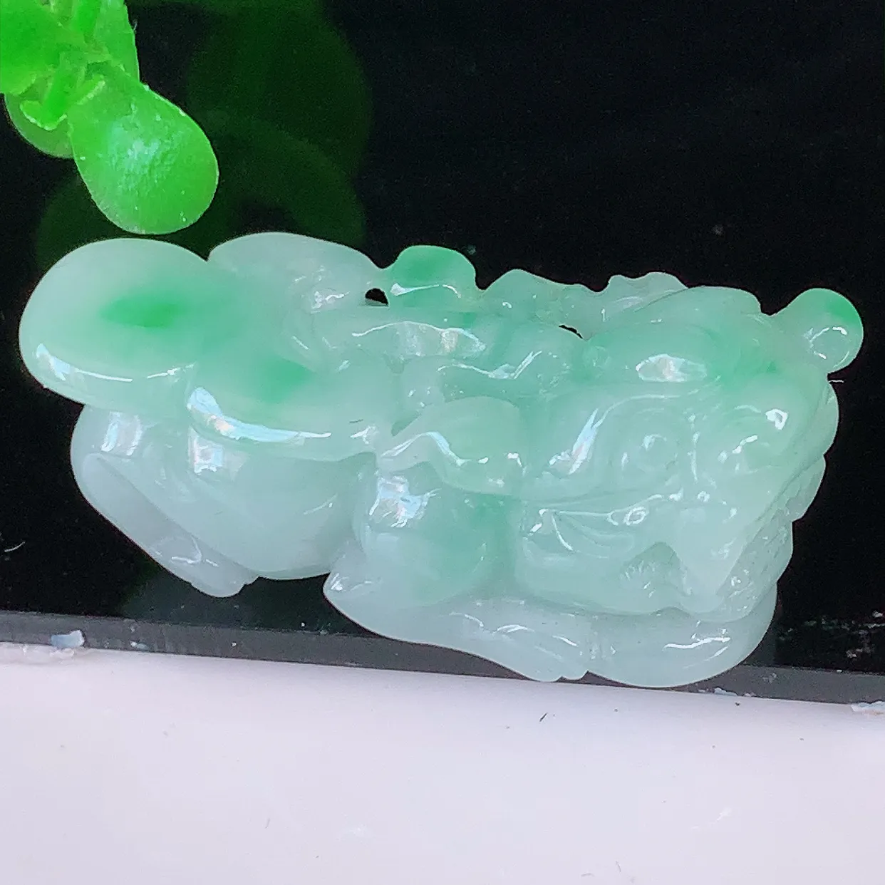 自然光实拍，冰润飘绿招财貔貅吊坠，民间有“一摸貔貅运程旺盛，再摸貔貅财运滚滚，三摸貔貅平步青云 ”的美好祝愿。#81.24