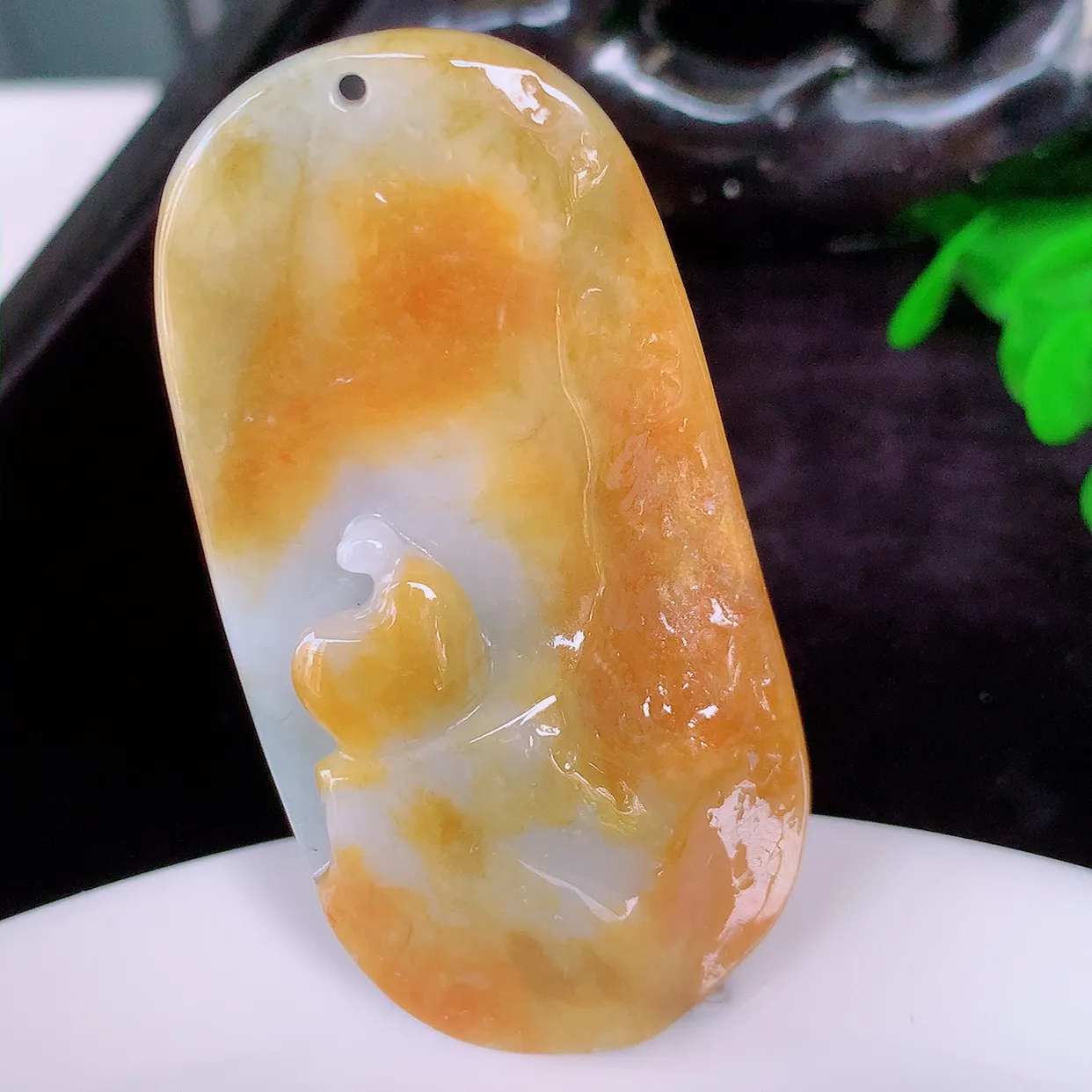 自然光实拍，特色黄翡双彩翡翠悟道吊坠，翡翠悟道寓意“祥和，安宁，吉祥，幸福”，佩戴效果优雅迷人，性价比超高！#00.24